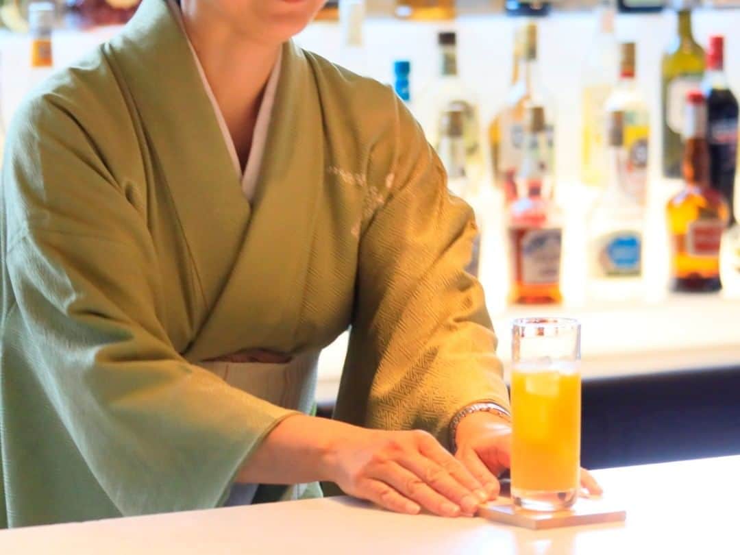 天翠茶寮のインスタグラム：「【延長決定カクテル付プラン】 当館自慢の足湯BARで愉しめる カクテルチケット付プランが 大変ご好評をいただいており 秋まで延長する事となりました。 天翠茶寮の顔ともいえる足湯BARで季節のカクテルをお愉しみいただけます。 9月以降のメニューは近日公開いたします。  Gotoトラベルキャンペーンを利用してお得にご旅行いただけますので、お早めにご予約ください。 新型コロナウィルス感染予防対策に関する詳し説明は公式サイトに掲載しておりますので、アカウントページのURLからご確認ください。 皆様のお越しをお待ちいたしております。 #天翠茶寮 #箱根 #強羅 #旅行 #カップル旅 #カップル旅行 #バー #足湯 #温泉 #露天風呂 #露天風呂付客室 #貸切露天風呂 #カクテル  #季節限定 #tensuisaryo #hakone #bar #trip #travel #cocktail #hotsprings #likeforlikes  #followforfollowback  #love #couple #japan #japantrip #onsen」