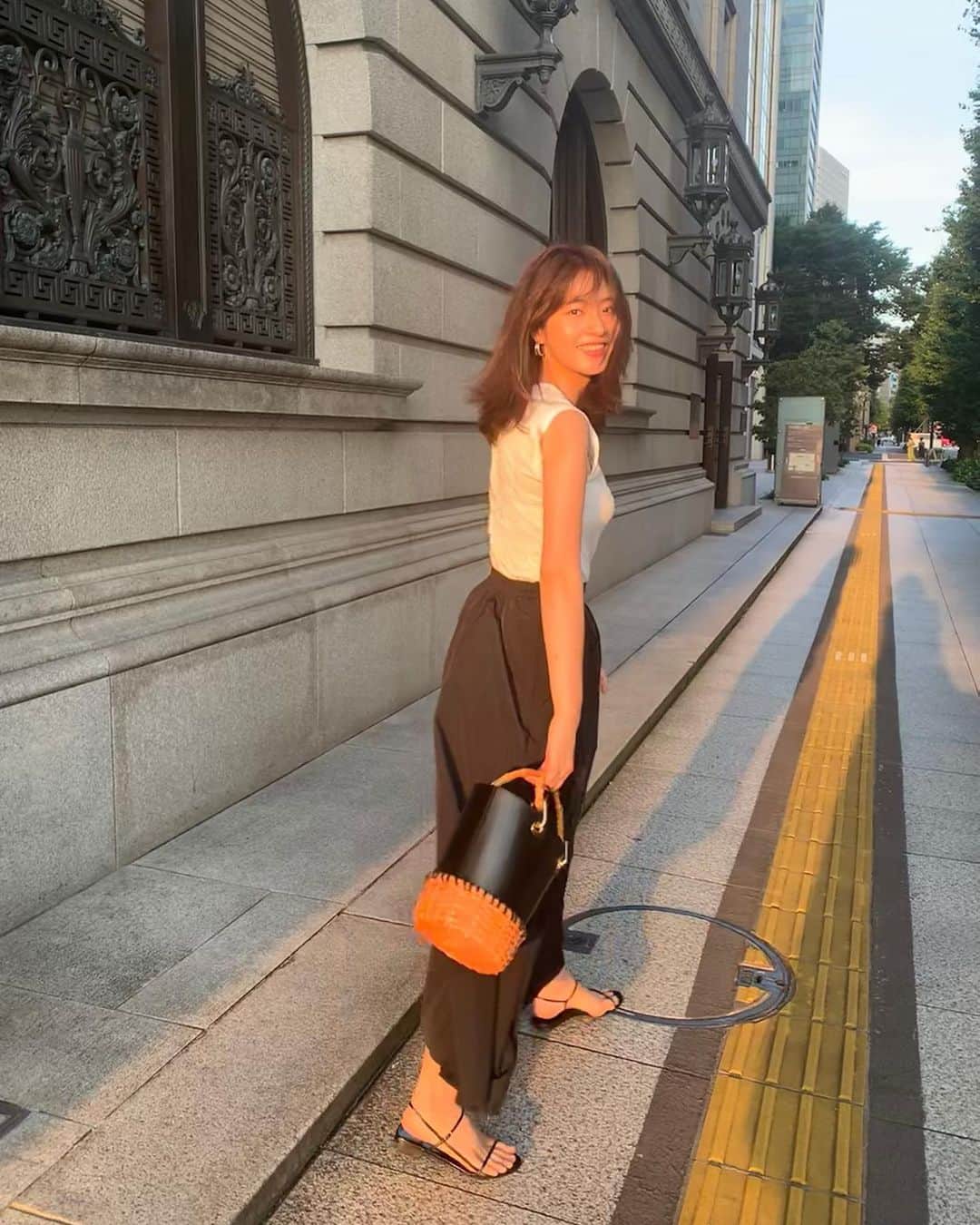 松山亜耶のインスタグラム：「梅雨が明けて嬉しい😆☀️  #ootd #akte #therow」