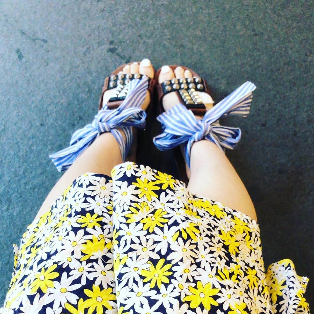 阿部洋子さんのインスタグラム写真 - (阿部洋子Instagram)「👟👞👢👡👠 #今日の靴   らくちんぺったんこ。  ふんわりスカートで、 ふわふわ生放送しゅーりょー！  スカートの裾部分だけに、 数枚のチュールが付いてる。 小技がいい感じ🎶  #shoes #shoselover #shosestagram #shoseoftheday #shoseaddict #sotd #ootd」8月4日 17時14分 - hirocoring