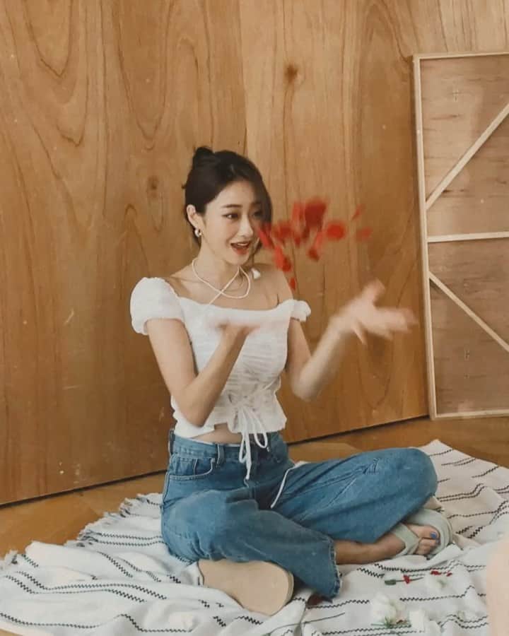 ギョンリ のインスタグラム：「유튜브 #경리생활 저의 찐 쇼핑템 여름룩북🦋 올라갔어요! 보러가쟈. 프로필링크💗」
