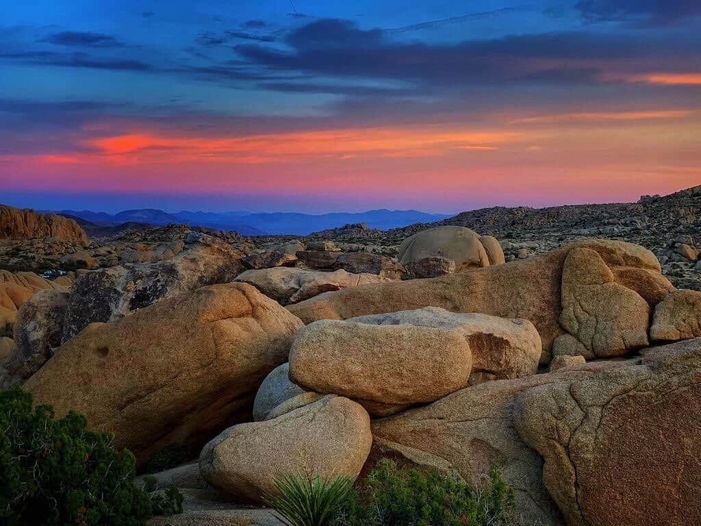 アメリカ大使館さんのインスタグラム写真 - (アメリカ大使館Instagram)「夕焼け空が芸術的…🎨 ジョシュア・ツリー国立公園🏞からの夕焼け空です✨ . #usa #america #studyabroad #livinginamerica #sunset #nationalpark #photooftheday #instaphoto #clouds #アメリカ #アメリカ生活 #留学 #夕焼け空 #美しい空 #絶景 #国立公園 #ジョシュアツリー #風景写真 #荒野 #大自然 #岩 #空 #カリフォルニア州 #traveltuesday #旅行気分 #写真で旅行気分 #サボテン」8月4日 17時20分 - usembassytokyo