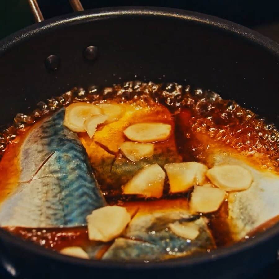 栗原心平さんのインスタグラム写真 - (栗原心平Instagram)「今回はリクエストレシピです！  子供も食べれる魚料理を教えてほしいというリクエストにお応えして、「サバの醤油煮」の作り方をお伝えします！  魚はカレイでも鯵でもOKです！ みんなが大好きな味ですので、ぜひお試しください。  作り方はプロフィールのリンクから @shimpei_kurihara @gochisosamachannel  #家で作ろう #栗原心平 #simpeikurihara #ごちそうさまチャンネル #レシピ #簡単」8月4日 17時24分 - shimpei_kurihara