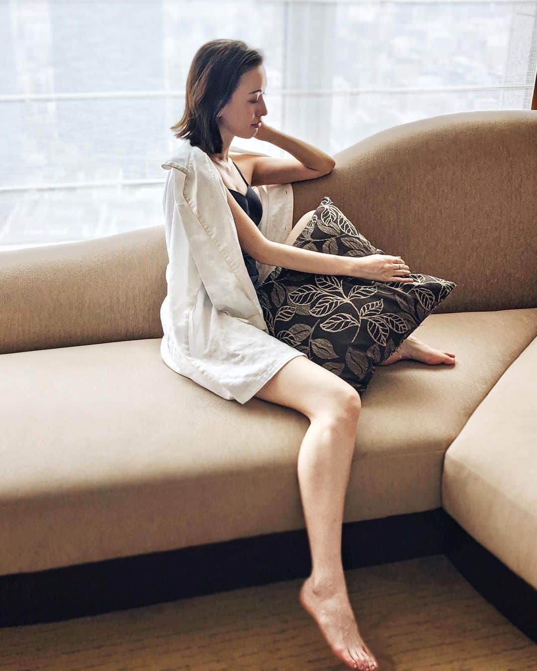 前田紀至子のインスタグラム：「解放感が気持ち良くて朝も夜も暇さえあれば窓際のソファでリラックス。 インナーもいつもの様にハンロの（毎シーズン少しずつ集めている）カップ付きキャミソール、アリュール。 自分にとって心地良いものが分かっているとこんなにも安心するのねと改めて思う今日この頃です。  #staycation#shangrilahotel#shangrilatokyo#シャングリラホテル東京#シャングリラ東京#staycationwithhanro#hanro#ハンロ」