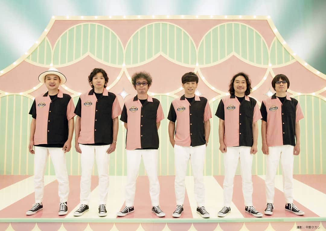 フジテレビONE/TWO/NEXTのインスタグラム：「カーリングシトーンズ オリジナル特番OA決定！  フジテレビTWO special 『オレたちカーリングシトーンズ』 📆9/5(土)22:00～ カーリングシトーンズ（寺岡呼人、奥田民生、斉藤和義、浜崎貴司、YO-KING、トータス松本）この６人の男たちにしかできないテレビ番組参上！スペシャルセットでのスタジオライブと、爆笑王道TVバラエティが融合！  バラエティ出演：ミルクボーイ バラエティ進行：西山喜久恵（フジテレビアナウンサー）  https://otn.fujitv.co.jp/oretachics  寺岡呼人、奥田民生、斉藤和義、浜崎貴司、YO-KING、トータス松本。日本の音楽業界において輝かしいキャリアを持つ、全員50代、全員フロントマンの6人のミュージシャンたちによるロックバンド、カーリングシトーンズのオリジナル特番をフジテレビTWO ドラマ・アニメ／フジテレビTWOsmartでお送りすることが決定した。  2018年7月の結成以来、全員で制作するスタイルを貫き、個性豊かでバリエーションに富む楽曲を発表してきたカーリングシトーンズ。深刻ぶらずユーモアを忘れず、でもブルーズやロックンロールなどメンバーが憧れリスペクトしてきたルーツミュージックも感じられるような本格的なロックの味わいがある。所属事務所やレーベルの垣根を越えて、メンバー同士の友情やアーティストとしてのリスペクトで成立している業界でも稀有なスーパーバンドである。  1stアルバム『氷上のならず者』が2019年11月に発売され、12月からはライブツアーも行われたが、2020年7月の東北・北海道ツアーや追加の東京公演は新型コロナウィルス感染症の影響で中止となった。 ライブツアーが中止になったメンバーの悔しさとメンバーに会えないファンの寂しさを解消するため、カーリングシトーンズとフジテレビがタッグを組んで一緒にスペシャル番組企画を立ち上げた。テレビにしかできないスタジオライブ収録と、フジテレビならではのバラエティ企画にカーリングシトーンズのどこかユルく独特のユーモアが合わさった唯一無二のスペシャル番組が『オレたちカーリングシトーンズ』なのである。  ＜メンバーコメント＞ ◇ 寺岡シトーン 「高校生の頃、テレビで見ていたクレージーキャッツは、今の僕らくらいだったのではないかと思うのですよね。10代の若者たちが番組を見たらそういう感じに映るのかなと。でも50過ぎてこういう番組を作れるのは幸せだし、仲間でわいわいやったり音を出したりするのは楽しいなぁと。オンラインでもレコーディングとかできたけど、やっぱり集まってわいわい話をするというのは楽しいなぁと改めて思いました。こういう機会を作ってもらって感謝です」  ◇ 奥田シトーン 「『オレたちひょうきん族』の世代としては、今回フジテレビのスタジオでセットを作ってもらって、普段フジテレビの番組に出ることはあってもバラエティではないので、非常に貴重な経験でした。しかも50を超えてからやるというところに喜びを感じられましたね。若い頃なら頑張ってしまっていたでしょうけど、誰ももう『俺が俺が』がないですし、勝つことに必死ではないですよね。そして曲もたくさん演奏させていただいて、非常に有意義な時間でした。ずっと人がいないところでの作業ばかりだったので、久しぶりに嬉しかったです」  ◇ 斉藤シトーン 「半年ぶりくらいのカーリングシトーンズでしたね。リハーサルで少しあわせるくらいで、ツアーもやっていたし、半年空いたけど意外と覚えていて、楽しかったです。いい具合に忘れているところもあるからツアーの時よりさらに自由に演奏できた気がしました。個人的には『AB/CD』のドラムは、今日が一番うまくいった気がしました。あと、人間カーリングのゲームは街中で実際に作ったら流行ると思いますよ！フジテレビさん、ぜひ！」  ◇ 浜崎シトーン 「フジテレビのバラエティといえば、本当に素晴らしい番組がたくさんありますので、そこに少し触れられたのが幸せでした。ぜひ、半年に一度のレギュラー化していただきたいです。時代劇コントとかやってみたいですね。いつか皆さんまた会いましょう！」  ◇ キングシトーン 「貴重な体験をさせてもらい、楽しかったです。カーリングシトーンズって、6人いるから自分が頑張らなくても5人が適当にやってくれるだろうと、お互い軽い気持ちで出演できるというのがいいところかな。カーリングシトーンズじゃなかったらあのバラエティはキツイと思う。奇跡の楽しい時間でした。ありがとうございました」  ◇ トータスシトーン 「久しぶりにカーリングシトーンズを満喫しました。『オレたちひょうきん族』の知っとるケの時、明石家さんまさんは『今年で30』と歌っていたからあの時29歳だったんだよね。そう考えたら我々はもうはるかにあの時のさんまさんの歳を超えたんだと思いますねぇ。今日はカーリングシトーンズにしかできない一日だったと思います。ありがとうございました」  #カーリングシトーンズ #寺岡呼人 #奥田民生 #斉藤和義 #浜崎貴司 #YO-KING #トータス松本 #ミルクボーイ #西山喜久恵」