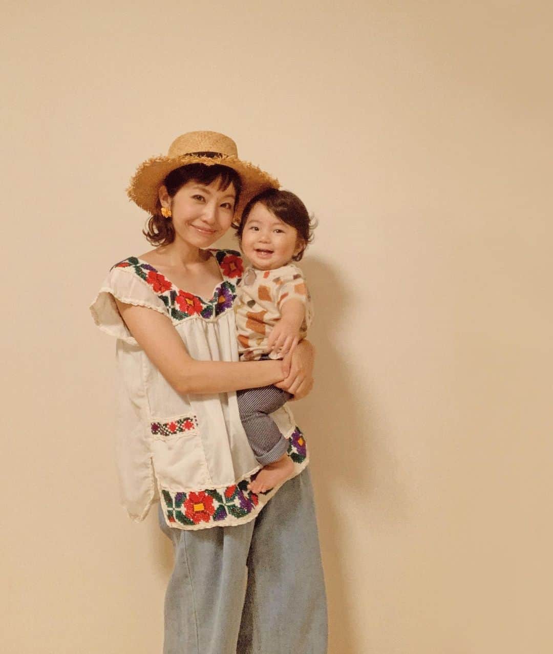 むらたさきさんのインスタグラム写真 - (むらたさきInstagram)「♡♡ ． 母子の定点観測🤳✨ ． かなり昔に買った古着の刺繍のトップス🧵 袖や裾に甘めのレース？がついとって、 もう似合わんかもなぁ…と数年着とらんかったけれど、 ． 授乳もあってセパレート服必須になったので、 掘り起こされました🏗👏😂 ． ． 改めて見ると、 手刺繍のクロスステッチが可愛いなぁ🌼🥺💕 ． ． ． ． そして、一昨日✍️✨ ． な、なんと、 サンちゃんが2歩歩きました〜🎊🚶‍♂️✨ ． よいしょっと立ち上がって、 「見て見てー！！今から歩くぞー😉」 と事前アピールをして、笑 ． 1歩目は力強くどすっと、 2歩目はよろっとなりながら ． 兄たちと母に大拍手されて 反射的に？自分でもパチパチして、ドヤッとしていました〜👏😂♡ ． ． 「おかあさん、ビデオ撮ったら🥰？」 と次男に勧められたけれど、 ストレージがいっぱいです🙅‍♂️⚡️と撮影ならず、、😭🥺 ． カメラを構えとるときは決定的瞬間は納められんのに、 別の時にその瞬間が訪れる🎊👏😂 ． ． カメラを通してでなく、 自分の目に焼きつけなさい🗣というお告げかな😂？ ． しかし悲しいことに それを脳が覚えておいてくれない ミドサーの悩み…🙏🥺💭😂 ． ． ． ． ． ． ． ． ． ． #7歳 #4歳 #生後10ヶ月 #9月10日生まれ #三兄弟 の三男👶」8月4日 17時30分 - muratasaki