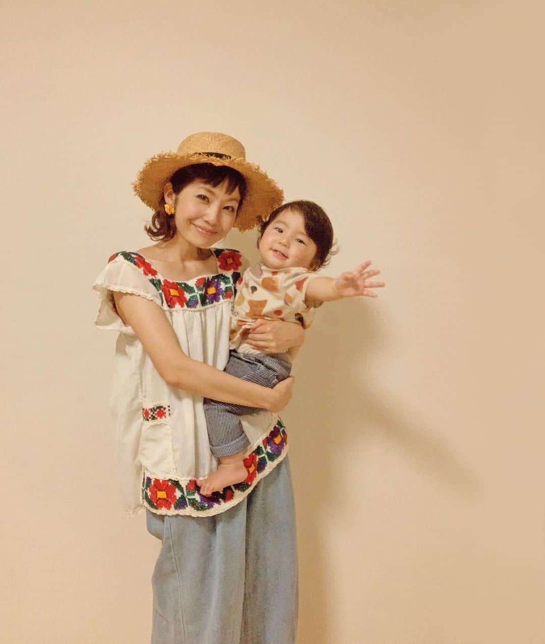むらたさきさんのインスタグラム写真 - (むらたさきInstagram)「♡♡ ． 母子の定点観測🤳✨ ． かなり昔に買った古着の刺繍のトップス🧵 袖や裾に甘めのレース？がついとって、 もう似合わんかもなぁ…と数年着とらんかったけれど、 ． 授乳もあってセパレート服必須になったので、 掘り起こされました🏗👏😂 ． ． 改めて見ると、 手刺繍のクロスステッチが可愛いなぁ🌼🥺💕 ． ． ． ． そして、一昨日✍️✨ ． な、なんと、 サンちゃんが2歩歩きました〜🎊🚶‍♂️✨ ． よいしょっと立ち上がって、 「見て見てー！！今から歩くぞー😉」 と事前アピールをして、笑 ． 1歩目は力強くどすっと、 2歩目はよろっとなりながら ． 兄たちと母に大拍手されて 反射的に？自分でもパチパチして、ドヤッとしていました〜👏😂♡ ． ． 「おかあさん、ビデオ撮ったら🥰？」 と次男に勧められたけれど、 ストレージがいっぱいです🙅‍♂️⚡️と撮影ならず、、😭🥺 ． カメラを構えとるときは決定的瞬間は納められんのに、 別の時にその瞬間が訪れる🎊👏😂 ． ． カメラを通してでなく、 自分の目に焼きつけなさい🗣というお告げかな😂？ ． しかし悲しいことに それを脳が覚えておいてくれない ミドサーの悩み…🙏🥺💭😂 ． ． ． ． ． ． ． ． ． ． #7歳 #4歳 #生後10ヶ月 #9月10日生まれ #三兄弟 の三男👶」8月4日 17時30分 - muratasaki