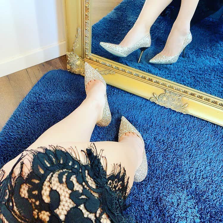 のインスタグラム：「友達の結婚式で履こうと思ってたjimmychooのギラギラゴールド👠  撮影で履きました😂❤️  普段は楽チン靴ばかりだから久々のヒール痛かったなぁ。。笑  #モデル #model #撮影 #Japan #japanese #japanesegirl #girl  #팔로미 #shooting #jimmychoo」