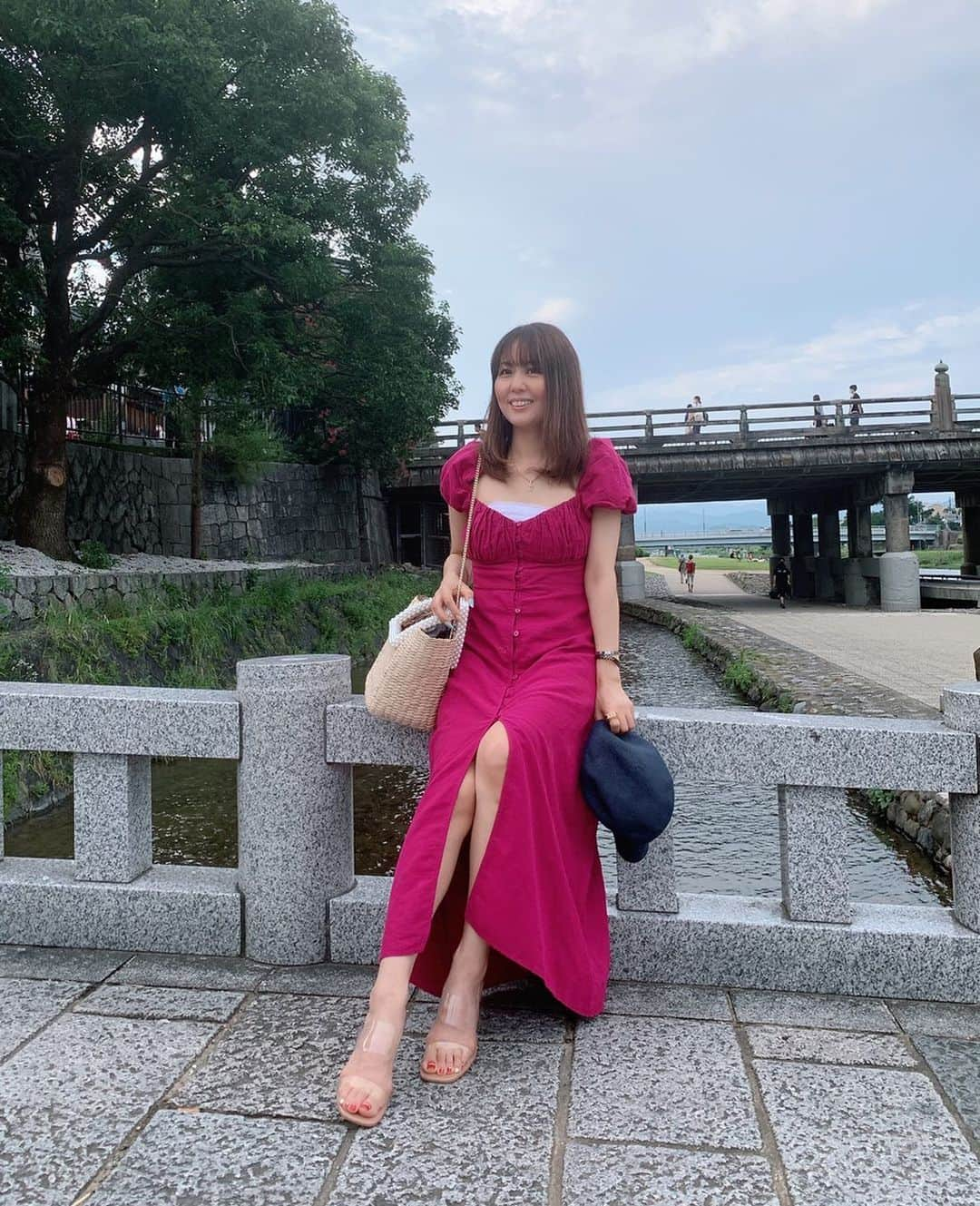 ikuさんのインスタグラム写真 - (ikuInstagram)「こんばんは♡ おつかれさま♡ ・ 三条大橋をバックに💕 ・ ZARAのワンピ！かなり濃いピンクだけどデザインがめっちゃ好み💞 スリット入ってるから歩きやすい〜✨クリアサンダルも涼しげでいいね～✨  onepiece  #ZARA  new✨ shoes  #ZARA new✨ bag  #ZARA  全身ZARAだった💕😂 ・ ・ #三条大橋#先斗町#ファッション#夏ファッション#コーデ#風景#景色」8月4日 17時45分 - cheriee515