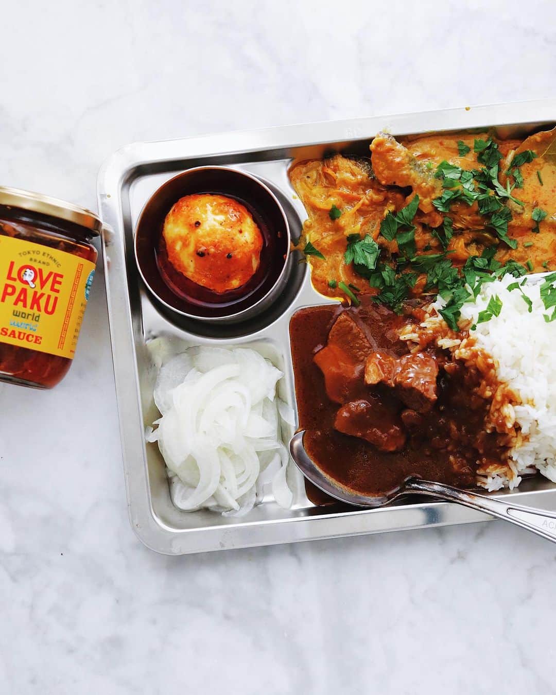 樋口正樹さんのインスタグラム写真 - (樋口正樹Instagram)「Curry plate . お昼に食べたカレーセット。 アジカレーとビーフカレー、 副菜にタマネギの酢漬けと 半熟卵のアチャール添えて。 ちょいっとラブパク足して。 . ＜お知らせ＞ ６月から８月の期間で #ラブパク タグ付けしラブパクを組合わせたカレーの投稿をすれば抽選で毎月５名の方にラブパクとエプロンの当たるキャンペーンが開催中！ 👉 @lovepakcheesauce . . #半熟卵のアチャール #スパイスたまご #フィッシュカレー #ビーフカレー #カレー #カレーライス #カレーなる夏 #エスニック #万能調味料 #相性抜群 #絶対美味しいやつ #lovepaku #curry #lovepakcheesauce #soupcurry #currygram #🍛」8月4日 17時42分 - higuccini