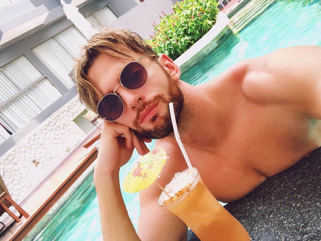 ベンジャミンのインスタグラム：「Wishing I was at a pool lounge in Phuket, but working next to an open window will have to do for now. 🌴🍹🤔💻 #2019」