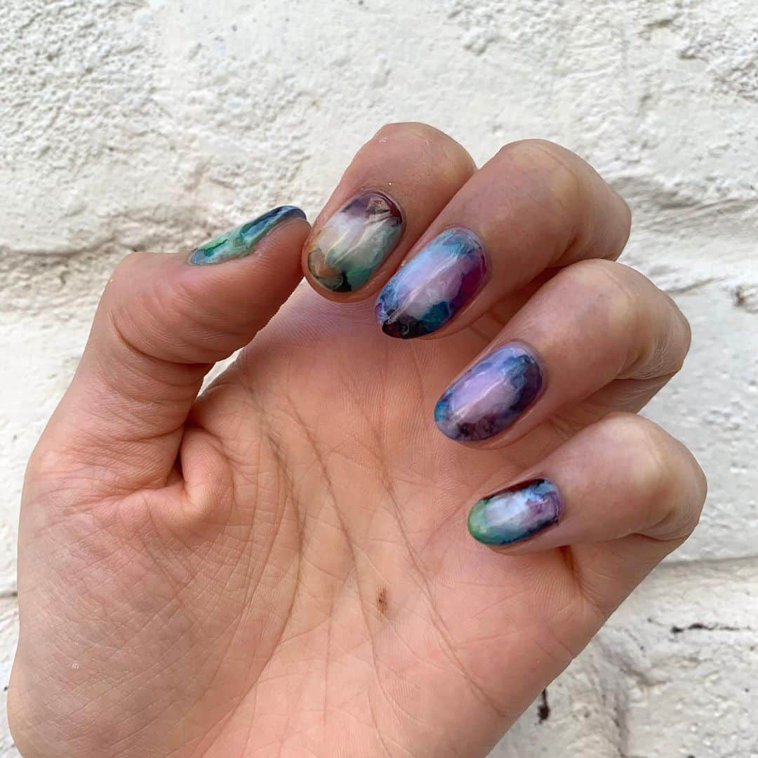 美優さんのインスタグラム写真 - (美優Instagram)「NEWネイル💅﻿ ﻿ インクを垂らしてアートする﻿ インクアートでデザインしてもらいました！﻿ 撮影現場でも大好評のネイル♡﻿ ﻿ #nail #ネイル　#lapilie」8月4日 17時47分 - miyu11_20