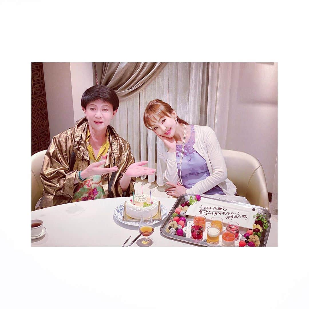 神田うのさんのインスタグラム写真 - (神田うのInstagram)「憲ちゃん💕と @kenichimikawa_official  数ヶ月振りにお食事出来ました☺️ 普通にお食事だ会だと思って行ったら（お誕生日プレゼント届けてくれたのに🎁）4ヶ月遅れのお誕生日のお祝いもしてくれて嬉しいサプライズとなり嬉しい限りでした😍 そして憲ちゃん💕が着ているゴールドのジャケットとバッグは今年のバースデーに憲ちゃん💕が欲しかったものでプレゼントさせて頂いた物ですよ☺️ @driesvannoten のものです👜 着てきてくれて嬉しかった☺️ 心地良く楽しい時間でした❤️ 憲ちゃん💕ありがとう😊 ストーリーアップしてます。 #憲ちゃん#美川憲一 さん#数ヶ月振りの#ディナー#お食事#嬉しい#4ヶ月遅れの#お誕生日祝い#ありがとう#嬉しいサプライズ#ありがとうございました#富麗華#dinner#神田うの#unokanda」8月4日 17時48分 - unokandaofficial