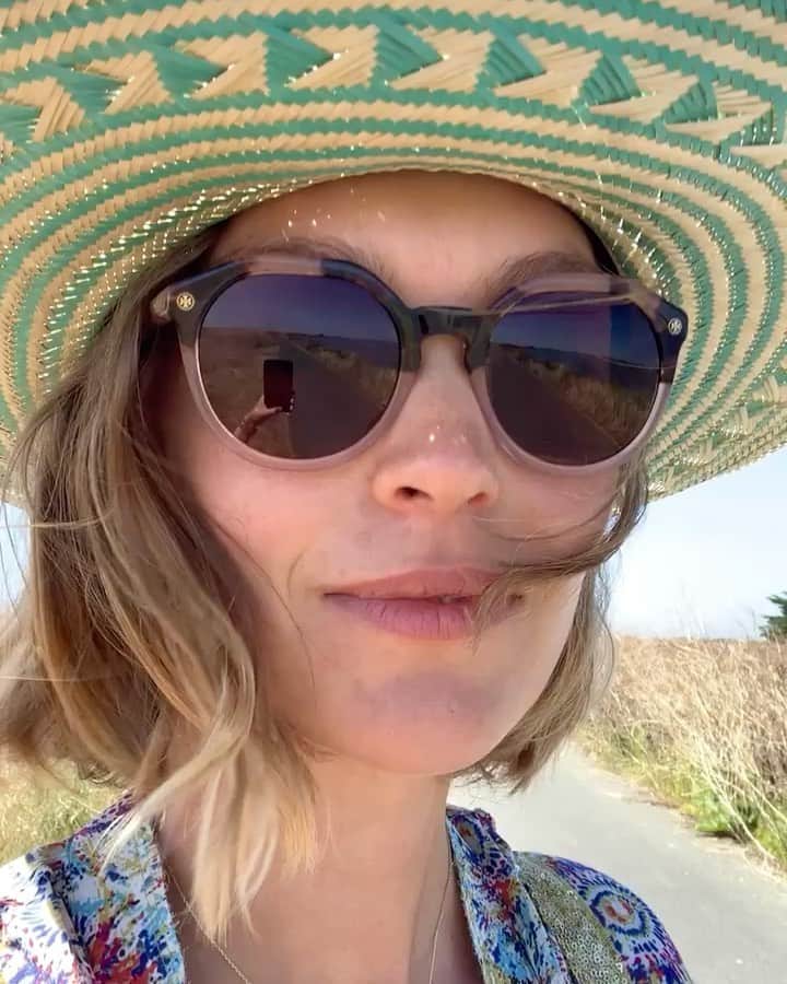 のインスタグラム：「Challenge for the week: can we be a zero-waste, zero-plastic family on holiday in France? I've been thinking a lot about more eco-friendly ways to travel. Travel is incredibly important for humans, but there are more planet friendly ways to do so. Sustainability shouldn't stop during the Summer 🌞 Sustainable travel means finding a way that tourism can be maintained long-term without harming natural and cultural environments.⁠  It's easy to view our holiday's as a total break from reality and responsibilities, but looking after the planet is something we should always hold onto wherever we go.⁠  Some green ideas to consider:⁠ ⁠ - Stay closer to home whenever possible⁠ - Research the most sustainable form of transport to get to your destination if possible - Embrace slow travel: flying less often and staying for longer in destinations⁠ - Book environmentally-friendly accommodation with facilities that take the environment into consideration⁠ - Stay in locally-owned accommodation, and book locally-run restaurants and tour guides, it's more sustainable if your money contributes to the local economy⁠ - Use the most sustainable form of transport when you’re at your destination - walk/cycle⁠ - If you’re traveling in a group and you need to drive, consider car sharing⁠ - Purchase plastic-free travel toiletries⁠ and all things reusable⁠ - Hold back from buying a holiday wardrobe - so many items thrown away into landfill each year are holiday clothes bought on a whim and thrown out after. If you do need new items, choose basics that will last a loooong time. ⁠ Please share your tips! 🌞🌱」