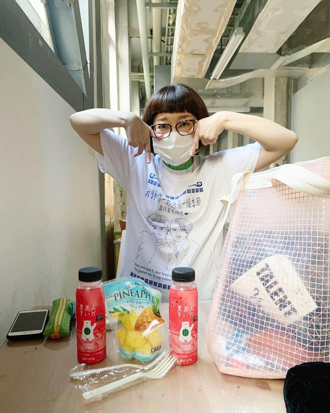 小川暖奈のインスタグラム：「ネタ合わせしてたら、相席スタートのぞえちゃん通って、戻ってきたとおもったら冷えたジュースとフルーツ置いて去ってった。。🍉🍍 紳士〜！！ 歩くの早すぎて、彼の後ろ姿も撮れなかったよ。。」