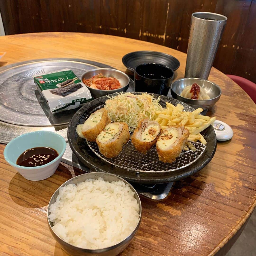 りょうくんグルメさんのインスタグラム写真 - (りょうくんグルメInstagram)「【新大久保　カントンの思い出鶏肉研究所】 大好物の韓国式チーズとんかつ！ ㅤㅤㅤㅤㅤㅤㅤㅤㅤㅤㅤㅤㅤ 🏠#新大久保　#鶏肉研究所 🚶‍♂️新大久保駅徒歩3分 📖チーズとんかつセット(¥1000) ㅤㅤㅤㅤㅤㅤㅤㅤㅤㅤㅤㅤㅤ ついにお一人様でチーズとんかつが食べられるお店の登場。 チーズたっぷりカツは食べ応えあり セットはスープ、ごはん、トンカツにはキャベツにハニーポテトついてる。  ㅤㅤㅤㅤㅤㅤㅤㅤㅤㅤㅤㅤㅤ セットを頼むとお通しの蒸し餃子、キムチ、ノリもついてくる。 夜はお通し代110円がプラスされる。 ㅤㅤㅤㅤㅤㅤㅤㅤㅤㅤㅤㅤㅤ ㅤㅤㅤㅤㅤㅤㅤㅤㅤㅤㅤㅤㅤ チーズトンカツはそのままでも美味しいし、ソースつけてもうまい。 ハニーポテトが地味に嬉しいよね。 キムチ&ライスで大勝利  店内広い。この時期だからかすごく空いてる。 検温あり、消毒あり。 ㅤㅤㅤㅤㅤㅤㅤㅤㅤㅤㅤㅤㅤ ランチは1000円で夜は1200円+お通し代。 ランチは11時から16時まで。 ㅤㅤㅤㅤㅤㅤㅤㅤㅤㅤㅤㅤㅤ 全席テーブルだから普段はお一人様しにくい。 この時期はお客さんいないからお一人様も余裕。 ㅤㅤㅤㅤㅤㅤㅤㅤㅤㅤㅤㅤㅤ  お客さんいなくてソーシャルディスタンス20mとれた。 これで1000円とかコスパ良すぎ。 ランチで食べる韓国料理は神。  ㅤㅤㅤㅤㅤㅤㅤㅤㅤㅤㅤㅤㅤ  東京都新宿区大久保1-16-22 鶏肉研究所ビル  11：00 ～ 23：00」8月4日 17時52分 - uryo1113