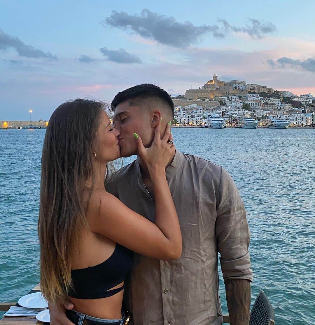 デシレ・コルデロ・フェレールのインスタグラム：「Por más vacaciones juntos 🤍✨」