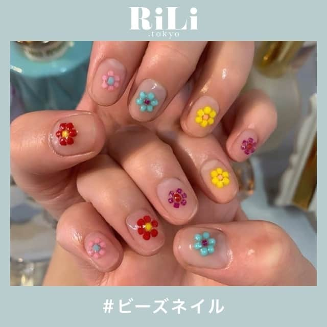 RiLiさんのインスタグラム写真 - (RiLiInstagram)「この夏注目の🧚🏻【ビーズネイル】🌼⠀ .....⠀ この夏トレンドのビーズを使ったリングやチョーカー☝️ネイルにもビーズを取り入れて【ビーズネイル】がじわじわとブームに🌻ビーズのお花をのせたネイルが鉄板でかわいいよ🌼被りたくない子はハートデザインにしてみて🤍真ん中をストーンにすると華やかさがUPするよ✨友だちに褒められること間違いなし✔︎もちろんビーズアクセと合わせるのもおすすめ💫⠀ ❣❣❣❣❣⠀ サイトやSNSで掲載させていただくお写真募集中😘📸⠀ かわいいコーデやアイテム、注目スポットなどが撮れたら、ハッシュタグ→#rili_tokyo  を付けて投稿❗⠀ ．⠀ Special Thanks💋 Photo by⠀ @biddietokyo⠀ @kitty_nome⠀ @412_kana⠀ @akecharuu⠀ @kitty_nome⠀ @littlebirkin.erico　⠀ ．⠀ #夏#ビーズネイル#夏ネイル#ネイル#クリアネイル#セルフネイル#ジェルネイル#ネイルデザイン#お花ネイルホワイトネイル#トレンドネイル#ポリッシュ#ベージュネイル#置き画コーデ #置き画 #置き画くら部 #今日のコーデ #コーデ #コーディネート #RiLi  #おしゃれさんと繋がりたい #お洒落さんと繋がりたい #ファッション #패션스타그램 #ootd #outfit」8月4日 18時02分 - rili.tokyo