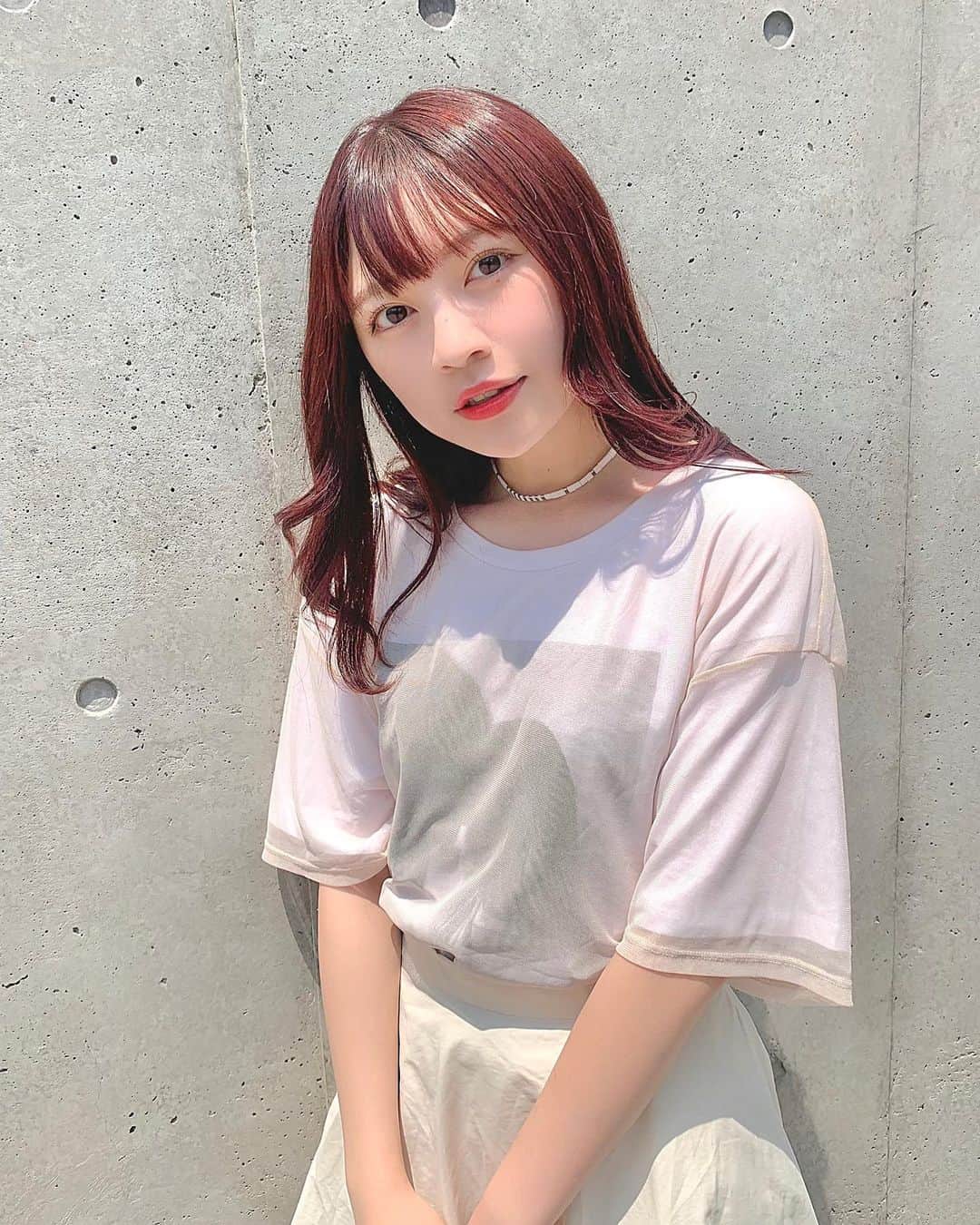 廣川奈々聖のインスタグラム：「ピンクの髪色良い感じだな〜うれし〜🐇💕﻿ ﻿ 3枚目が実際の見たときの色にいちばん近いかも！﻿ ﻿ ﻿ ﻿ ﻿ #ヘアカラー#ピンクブラウン#zara#夏コーデ#ホワイトコーデ#ootd」