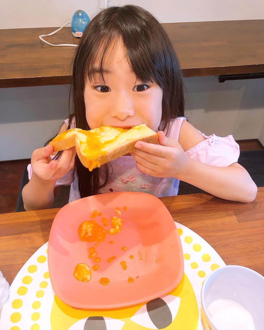 みきママさんのインスタグラム写真 - (みきママInstagram)「【杏ちゃんがおやつを作っていました！！】. . .  テレビでみたマヨ卵トーストだってさ。 . . .  どんどん自分で作っていました。よくみてたね。 . .  杏ちゃん「天国の味！！」ってさ。 . .  天国ってマヨネーズなのか。 . . .  #みきママ #娘　#おやつ　#マヨたまトースト #6歳」8月4日 18時11分 - mikimama_official