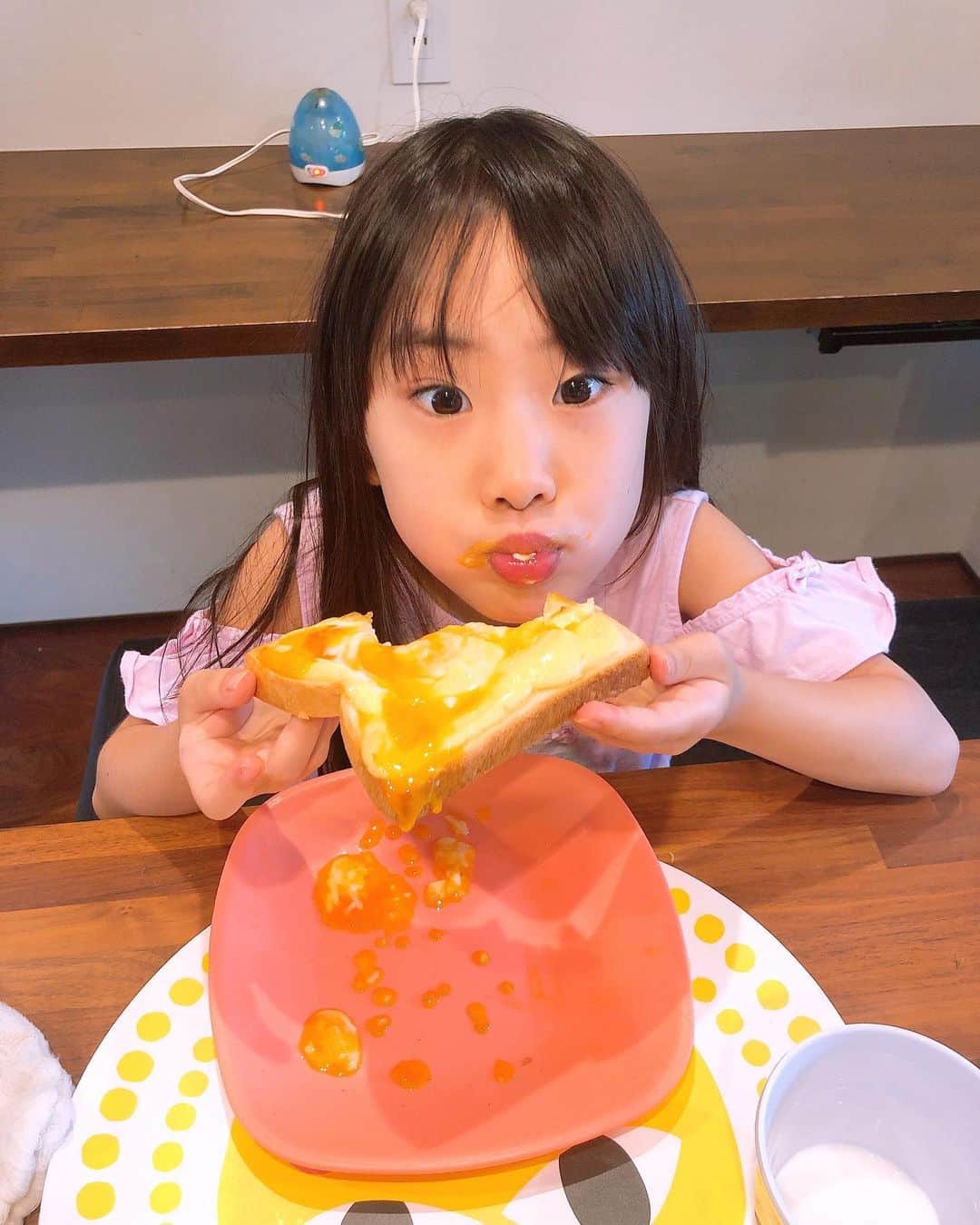 みきママさんのインスタグラム写真 - (みきママInstagram)「【杏ちゃんがおやつを作っていました！！】. . .  テレビでみたマヨ卵トーストだってさ。 . . .  どんどん自分で作っていました。よくみてたね。 . .  杏ちゃん「天国の味！！」ってさ。 . .  天国ってマヨネーズなのか。 . . .  #みきママ #娘　#おやつ　#マヨたまトースト #6歳」8月4日 18時11分 - mikimama_official