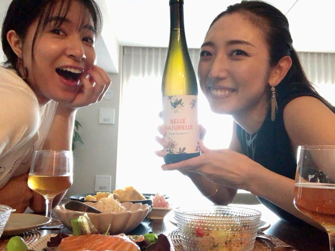 山下由奈さんのインスタグラム写真 - (山下由奈Instagram)「日曜日の締めくくり🧡 明るいうちからご飯食べれるって幸せだね〜美女と美味しいご飯とお酒付き🥃✨  @ayano.ohta あやのさんの事は もう親族だと思ってます🤫🥰笑  #美味しいおつまみ #オレンジワイン #最近はまっているお酒 #🍷#🥃 #時間がいつも足りない #夏#夏の思い出#2020 #love#🧡」8月4日 18時03分 - yamashitayuna