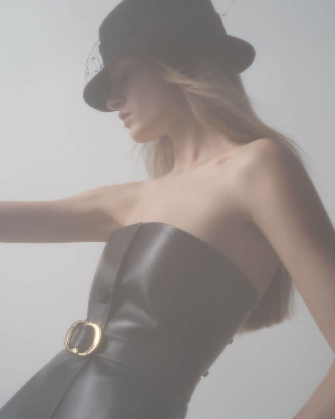 The Fashion Postさんのインスタグラム写真 - (The Fashion PostInstagram)「#TFPExclusive Dior Fall 2020 Collection by Bibi Borthwick  【限定公開】気鋭写真家ビビ・ボスウィックが捉えたディオール 2020 フォール コレクション  メゾンのヘリテージを守りつつ、新しい風を吹き込む。現代においてディオールのアーティスティック ディレクターであることの意味を自身に問い続けているマリア・グラツィア・キウリが、シンプルにファッションの意味を問うという大胆なアプローチを試みたディオール2020 フォール コレクション。  TFPでは、気鋭写真家のビビ・ボスウィックが撮影したファッションストーリーをエクスクルーシヴにお届けします。  photography: Bibi Borthwick  #TFP #TheFashionPost #Dior #ディオール #DiorFall20 #MariaGraziaChiuri #BibiBorthwick」8月4日 18時04分 - tfpjp