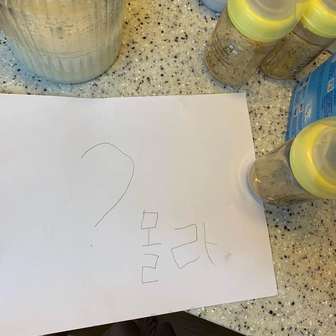 イ・ユンジのインスタグラム：「#지난주말 하고싶은걸 하고있어하고 소울맘마챙기는데 라니가내민종이 #몰라#모르겠는너의마음#그마음을엄마가알겠어」