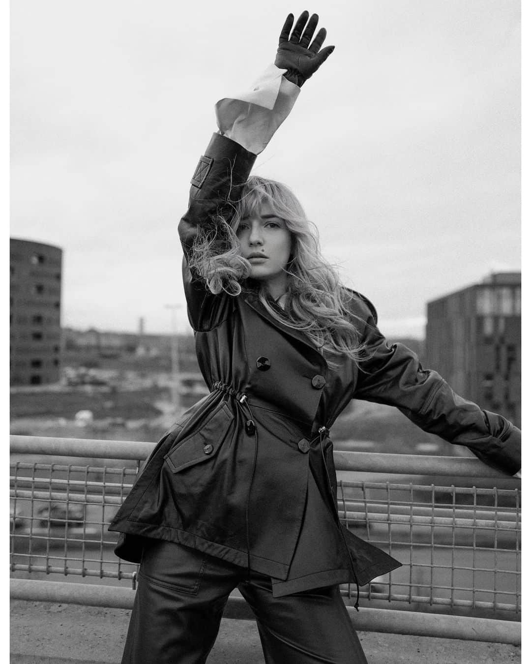 エレオノーラ・カリシのインスタグラム：「#challengeaccepted a few days late but still ready to share this message with almost 9 million women.  I thank @official_cat for naming me and Simon @ownwayofinspiration for taking this powerful photo.  I in turn nominate six women, very different from each other, but whom I have had the opportunity to get to know, to listen, to admire, to embrace closely over the past few years. Six women who left me something. Women whom I respect for their truth, freshness of ideas, courage and also for their freedom of mind.  Together we can make the difference. We know it. We have to find courage.  #womensupportingwomen  @mirimeo @lindatol_ @kristinabazan  @paolamaugeri  @francesca_fioretti  @shini.park」