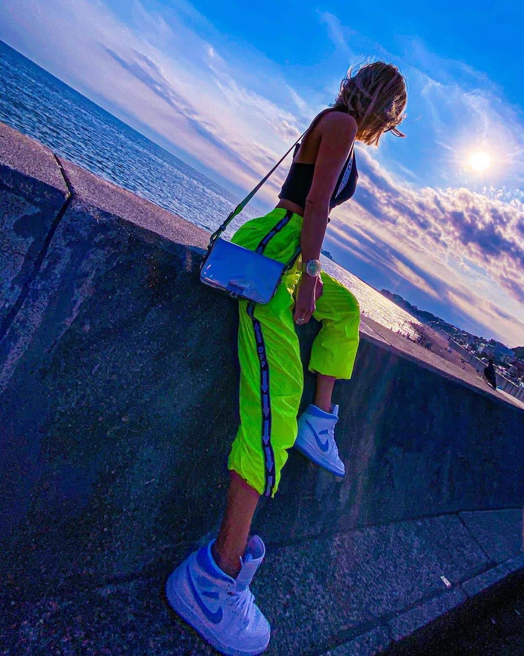 のインスタグラム：「綺麗な海、山、月と、ハトが 猛アタックして、フラれるとこまでを見届けた日曜日🐳✨✨ .  私はこのハトが何度も諦めずにアタックしてたのちゃんと見てた🥺🕊💕 . 　  太陽いっぱい浴びて、自然と溶け込んで最高な日曜日🌈  .  いつもいつも本当にありがとう🥰💘  .  #七里ヶ浜#葉山#逗子#beachlife  #ocean #tokyo #japan #seaside  #sea #海#江ノ島#instagood #f4f #love #summer #happy #thx❤︎」