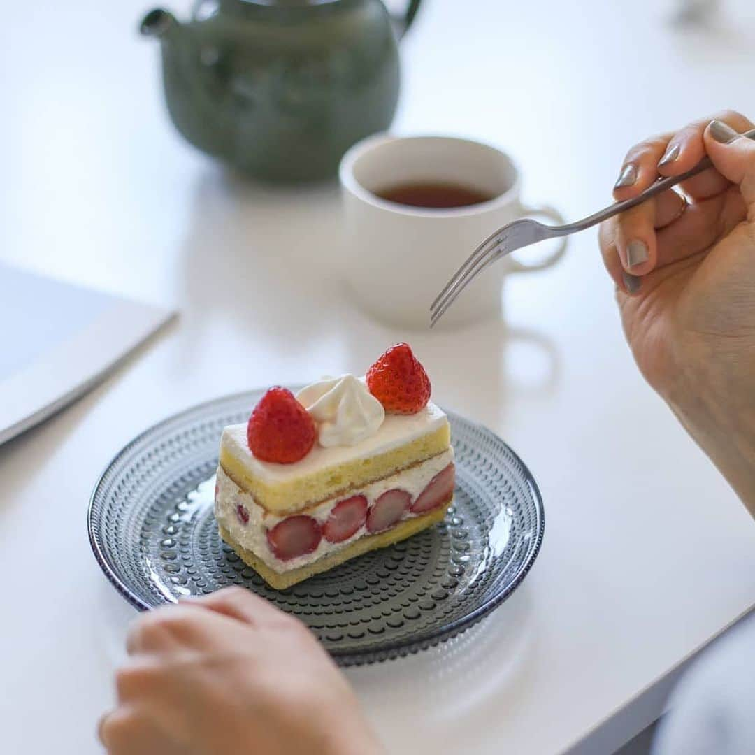 北欧、暮らしの道具店さんのインスタグラム写真 - (北欧、暮らしの道具店Instagram)「ふだんの食卓が、パッと華やかになる♪ フィンランドから届いた、美しい宝石のような器。 . - - - - - - - - - - - - フィンランド語で「露の雫」という 意味を持つ、iittalaのカステヘルミ。  その名の通り、大小の雫が たくさん並んだデザインは、 思わず見入ってしまう美しさです。  直径17cmのプレートは、 デザートやフルーツをのせるのにも ちょうどいいサイズ。  がんばった日のご褒美にケーキを買って。 カステヘルミにのるだけで、 いつもよりちょっと 特別なおやつタイムに。  直径11cmのボウルは、 一人分のサラダや副菜を盛り付けるのに ぴったりのサイズ。 シンプルな献立でも食卓がさびしくならず、 ちょっとした特別感を味わえるのも嬉しいポイントです。  インテリアとして、 花や小物を飾るのにも大活躍してくれそうです。 . - - - - - - - - - - - - iittala/イッタラ/Kastehelmi/カステヘルミ/プレート・ボウル . ▶お買いものはプロフィールのリンクからどうぞ→@hokuoh_kurashi . #kitchen#kitchendesign#kitchenware#tableware#bowl#plate#ittala#kastehelmi#イッタラ#カステヘルミ#ボウル#食卓#暮らしのこと#テーブルウェア#キッチン#キッチン雑貨#食器#シンプル#シンプルライフ#シンプルデザイン#暮らしを楽しむ#日々の暮らし#北欧#暮らし#北欧暮らしの道具店」8月4日 18時17分 - hokuoh_kurashi