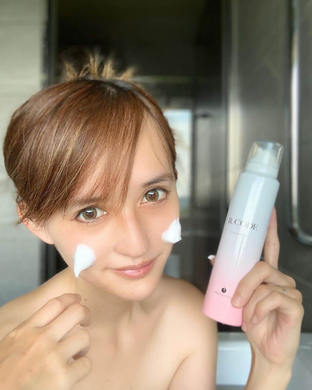のインスタグラム：「肌は土台が大事✨  ということで洗顔に力を入れることに♨️   炭酸泡洗顔の#rcodeコントロールウォッシュ @mesoceutical ✨  濃密泡がワンプッシュで出てきてきめ細やかさに感動🥺  洗い上がりは肌質がしっとりツルツル！ くすみが取れて明るくなる感じがあって凄くいい感じ😌💕✨  加齢でくすみまくっているので感動のアイテムでした✨  サロン専売品なので @mesoceutical をチェックしてね😌✨  @toku.tamu #メソシューティカル #mesoceutical #トクタム #tokutamu #美容好きな人と繋がりたい #炭酸泡洗顔 #美肌ケア #くすみケア #アラフォー美容 #35歳 #ママ美容」