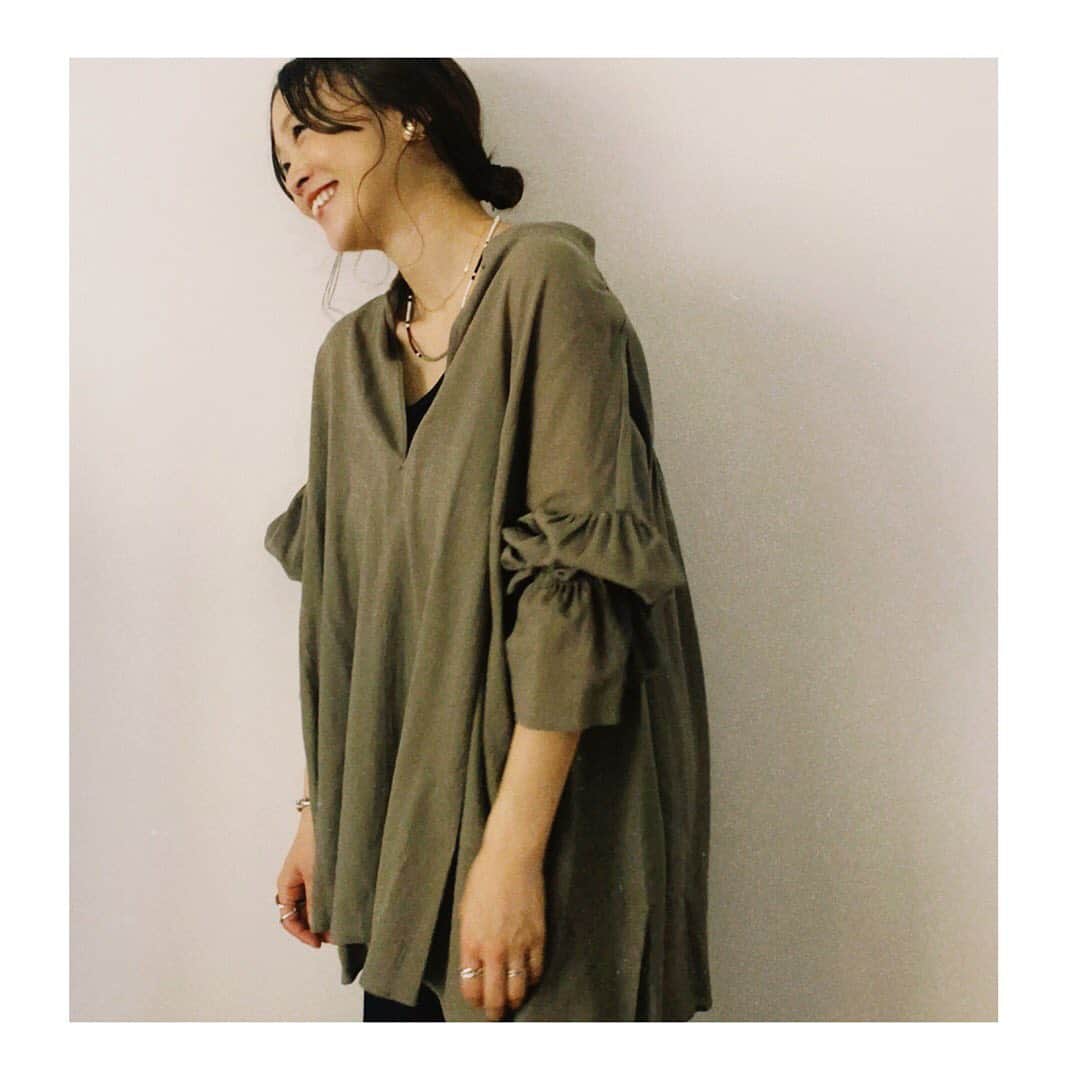 野尻美穂のインスタグラム：「ボリュームたっぷりに作ってもらったこのブラウス。 丈感も長めで素材もくたっとしてるのでとっても着やすいです😌 カーキもブラックもどっちも好き🥺♡ 本当は一緒に作ってるオールインワンの水着と合わせて着たいんだなぁ💭あぁプールが恋しい🥺 そしてデニムにインしても着たい💫早くお腹引っ込まないかしら🤢  #wai_ships #顎の肉😌 #fashion」