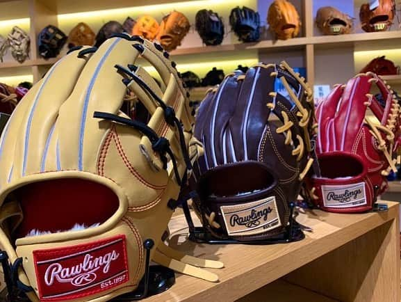 Rawlings Japanさんのインスタグラム写真 - (Rawlings JapanInstagram)「#Repost @syunansports with @get_repost ・・・ ‪ローリングス硬式グラブです🇺🇸‬ ‪山口県の球児でもローリングスを使われる‬ ‪ローリンガーが増えてますね‼️‥‥ローリンガー⁉︎⁉︎笑‬ ‪キャメルを始め、モカ色、ワイン色😳‬ ‪とりあえず、これを使える高校球児が羨ましい💦‬ ‪#ローリングス #硬式グラブ #高校野球対応 #シュースポ  #ラベルチェンジ可能‬ @rawlings_japan_llc」8月4日 18時23分 - rawlings_japan_llc