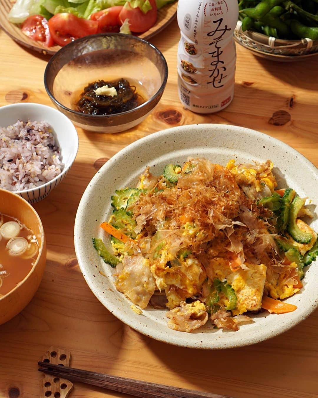 Akihiro Yoshidaさんのインスタグラム写真 - (Akihiro YoshidaInstagram)「#ゴーヤチャンプルー  ひょんなことでオリヒト( @olive_hitomawashi )さんから頂いたマルサンアイ( @marusanai_official )さんのみそまかせでちゃちゃっとゴーヤチャンプル ・ 夏に数度登場するオーソドックスなゴーヤチャンプルは、醤油やめんつゆでちゃちゃっと作ることが多いんですが、今日は味噌のゴーヤチャンプルで！  さーてどんな味になることやら？とはおもいましたが、作る前から美味い決まってると意外に自信満々  味噌には出汁が含まれており、一本で炒め物から煮物までなんでもこなせる調味料。ペロッと味見しただけでわかるやつ。これは万能！楽ちんです！  忙しい時にあると便利です  ■レシピ ２人分 ゴーヤ…1/2 木綿豆腐…1/2丁 にんじん…1/3 豚バラ…100g かつおぶし…ひとつかみ たまご…2個 みそまかせ…大さじ3  Step1️⃣．ゴーヤ1/2は種を取って5mm幅にきっておく。 Step2️⃣．水切りした木綿豆腐を両面焼く、続いて塩胡椒した豚肉を両面を焼きます、にんじん、ゴーヤをいためて、豆腐を戻し入れる Step3️⃣．みそまかせで味を整える。たまごをざっと流し入れて炒めたら出来上がり  さっぱりゴーヤの苦味を味わいたので塩抜きなし、みそまかせで味もバッチリきまります  #akihiroy#おうちごはん#料理男子」8月4日 18時29分 - akihiroy