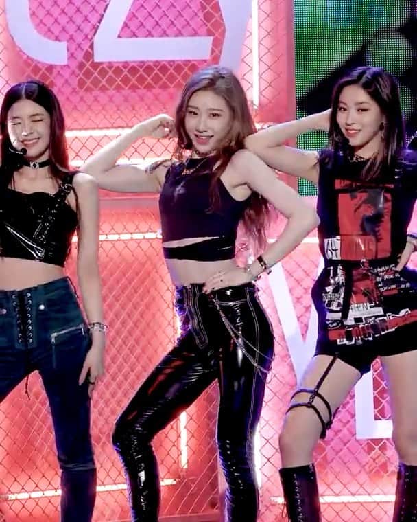 チェリョンのインスタグラム：「q: dalla dalla or wannabe?👇 - #있지 #ITZY #채령 #CHAERYEONG #MIDZY」