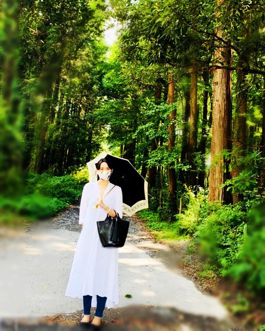 緒月遠麻さんのインスタグラム写真 - (緒月遠麻Instagram)「☺︎ 木々と白シャツとマスク。  たまらないね。 何という気持ちよさ😌🌳🍃  #オヅキが遠い」8月4日 18時38分 - toma_ozuki