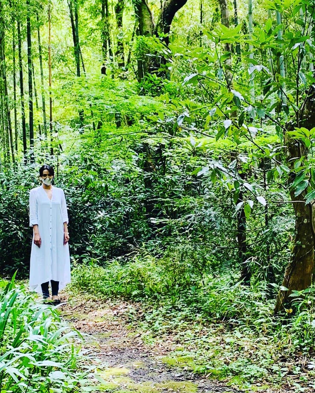 緒月遠麻さんのインスタグラム写真 - (緒月遠麻Instagram)「☺︎ 木々と白シャツとマスク。  たまらないね。 何という気持ちよさ😌🌳🍃  #オヅキが遠い」8月4日 18時38分 - toma_ozuki