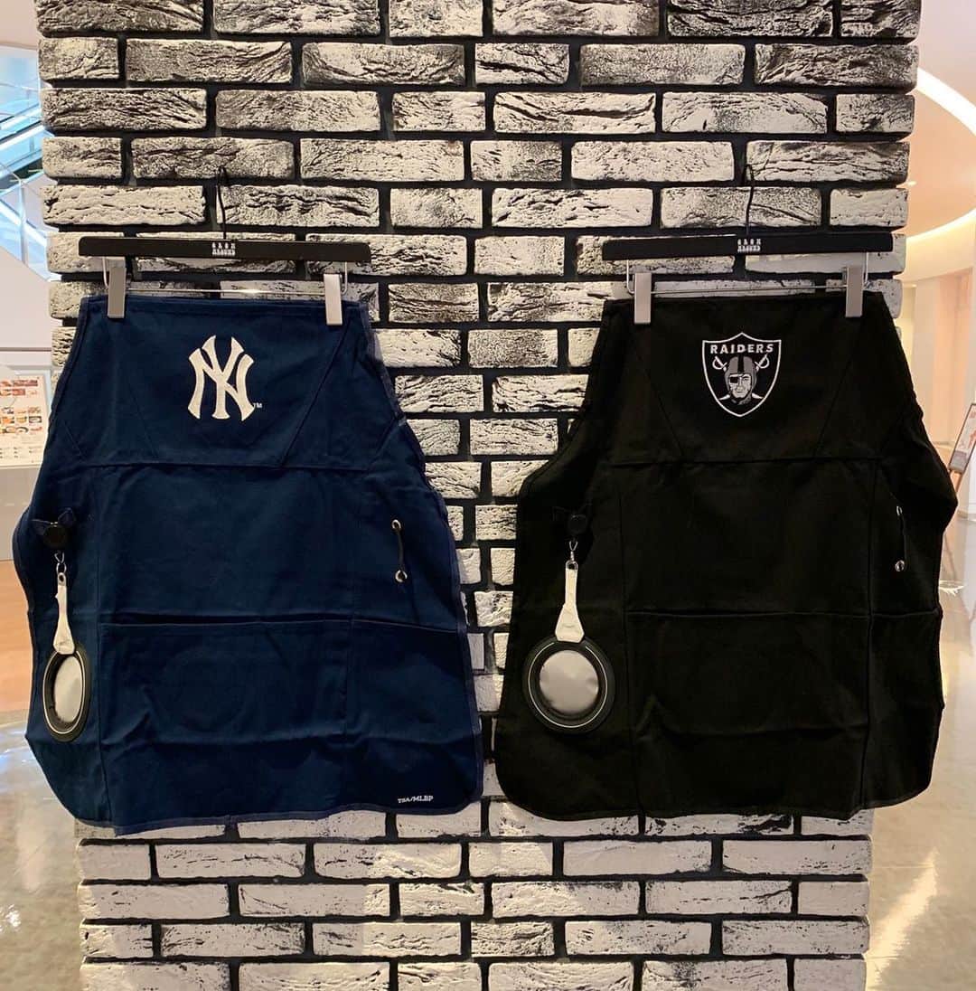 のインスタグラム：「YANKEES&RAIDERSのLOGO GRILLING UILITY APRON入荷致しました🥓🍖 ・ 夏のBBQに大活躍間違い無しです🔥 ・ 🎡Diver City🗽 10:00～20:00 ・ #growaround #growaroundnewarrivals  #growarounddivercity  #newyorkyankees  #lasvegasraiders」