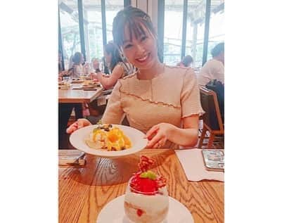 松中みなみさんのインスタグラム写真 - (松中みなみInstagram)「先月ルミルミと TYハーバーでランチ😋🍴  話しに夢中で3時間以上マシンガントークしててビックリした🤭💦  葭葉ルミプロが契約してる富士住建さんの フルまる🐥のお揃いヘッドカバーとポーチを貰った💕  癒し系なんだこれが😍  これつけてラウンドしたら ルミルミみたいにグーーンって飛距離アップせんかなあ💭✨ 別で誕生日プレゼントまでありがとう🙏💕  今年はかなり試合もイレギュラーで 調整が大変だと思うけど 優勝するようにめっちゃ応援しとるよーー🔥✨  #天王洲アイルランチ #TYハーバー　 #ゴルフ #女子プロゴルファー  #葭葉ルミ プロ💖  #時差投稿」8月4日 18時34分 - minami_matsunaka