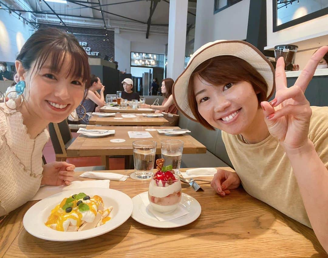 松中みなみさんのインスタグラム写真 - (松中みなみInstagram)「先月ルミルミと TYハーバーでランチ😋🍴  話しに夢中で3時間以上マシンガントークしててビックリした🤭💦  葭葉ルミプロが契約してる富士住建さんの フルまる🐥のお揃いヘッドカバーとポーチを貰った💕  癒し系なんだこれが😍  これつけてラウンドしたら ルミルミみたいにグーーンって飛距離アップせんかなあ💭✨ 別で誕生日プレゼントまでありがとう🙏💕  今年はかなり試合もイレギュラーで 調整が大変だと思うけど 優勝するようにめっちゃ応援しとるよーー🔥✨  #天王洲アイルランチ #TYハーバー　 #ゴルフ #女子プロゴルファー  #葭葉ルミ プロ💖  #時差投稿」8月4日 18時34分 - minami_matsunaka