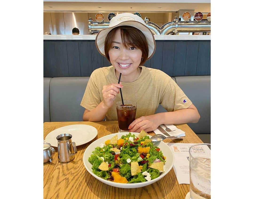 松中みなみさんのインスタグラム写真 - (松中みなみInstagram)「先月ルミルミと TYハーバーでランチ😋🍴  話しに夢中で3時間以上マシンガントークしててビックリした🤭💦  葭葉ルミプロが契約してる富士住建さんの フルまる🐥のお揃いヘッドカバーとポーチを貰った💕  癒し系なんだこれが😍  これつけてラウンドしたら ルミルミみたいにグーーンって飛距離アップせんかなあ💭✨ 別で誕生日プレゼントまでありがとう🙏💕  今年はかなり試合もイレギュラーで 調整が大変だと思うけど 優勝するようにめっちゃ応援しとるよーー🔥✨  #天王洲アイルランチ #TYハーバー　 #ゴルフ #女子プロゴルファー  #葭葉ルミ プロ💖  #時差投稿」8月4日 18時34分 - minami_matsunaka