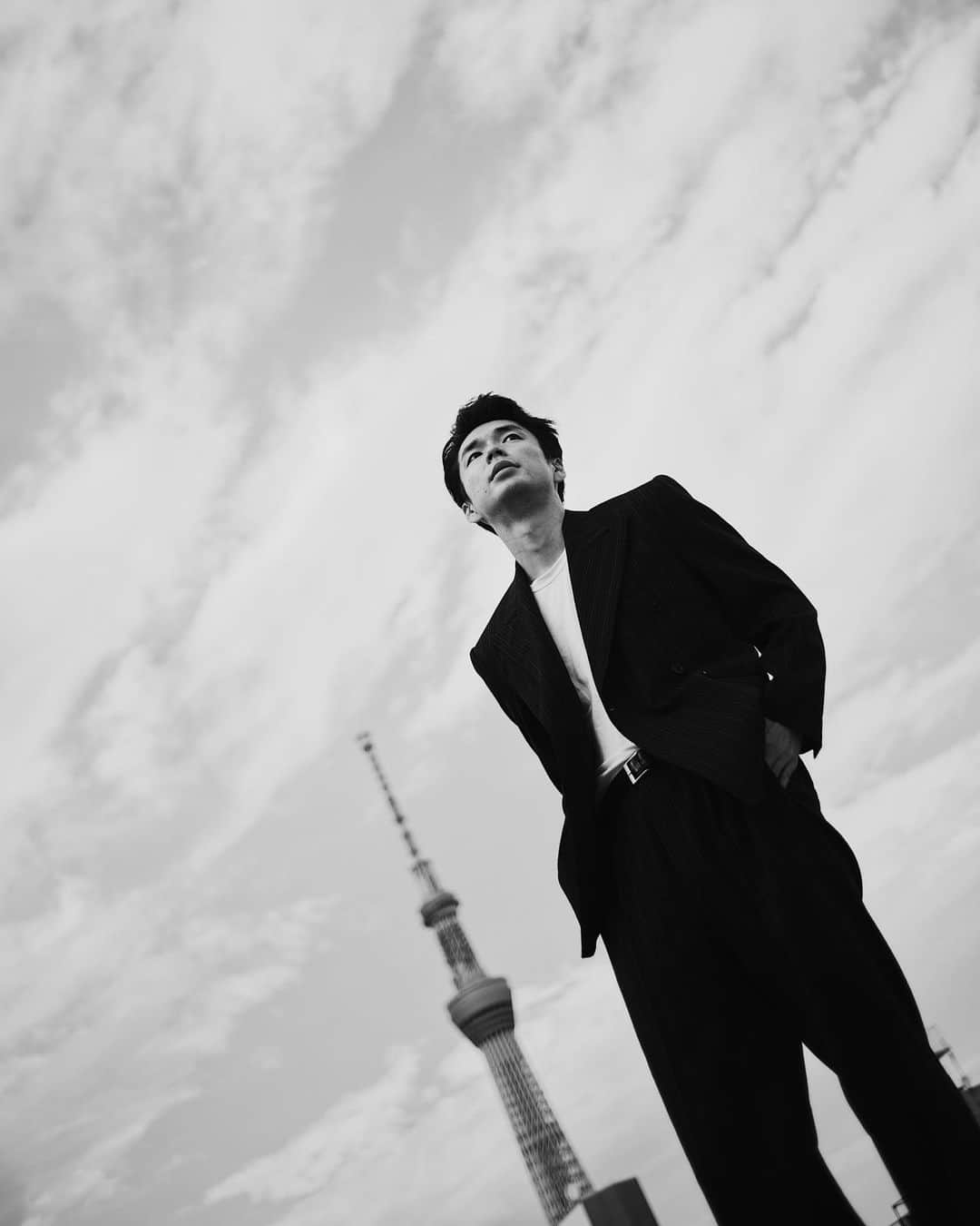 のインスタグラム：「梅雨が…﻿ ﻿ suits @maisonmargiela by @johngallianoofficial ﻿ photo @mishimataiki ﻿ special thanks @go_akimoto ﻿ ﻿ #maisonmargiela #margiela #suits #johngalliano #leicam10p #マルジェラ #スーツスタイル #東京スカイツリー」