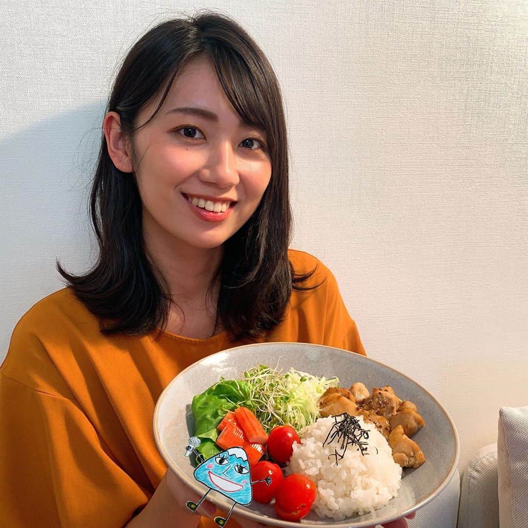 フジテレビアナウンサーのインスタグラム：「こんにちは。新美です🙋🏻‍♀️ 日頃から褒め上手の倉田アナに少しハードルを上げられてしまいました🥺ので…お手柔らかに。  最近のマイブームはワンプレートごはんです🍽 少しでも自宅で外食をしている気分を味わおうと、カフェのプレートランチを意識して一つのお皿にまとめて盛り始めました☺️  ☝️毎日の食事量を把握できる ✌️取り分けの必要がない 🤟洗い物が少ない(これが一番ありがたい) と、いいことづくしです🥺  どうやら私の一食分は多すぎるらしく(1枚目のプレート、これでもとても軽め…。)食事管理には、もってこいの盛り方だと気づきました。  ちなみに毎回出来栄えによって架空の価格設定を行うのが日課です🐖 大雑把なので料理は得意ではありませんが、楽しいですよ☺️  さて続いては…💡 実況のみならず、ふと吹き始める口笛も上手…🎶 時折ゲームの進捗報告もしてくださります。  森アナウンサー！ご自宅では、どんなことをしながら過ごしているのでしょう？  #フジアナむすび #新美有加 #フジテレビアナウンサー」