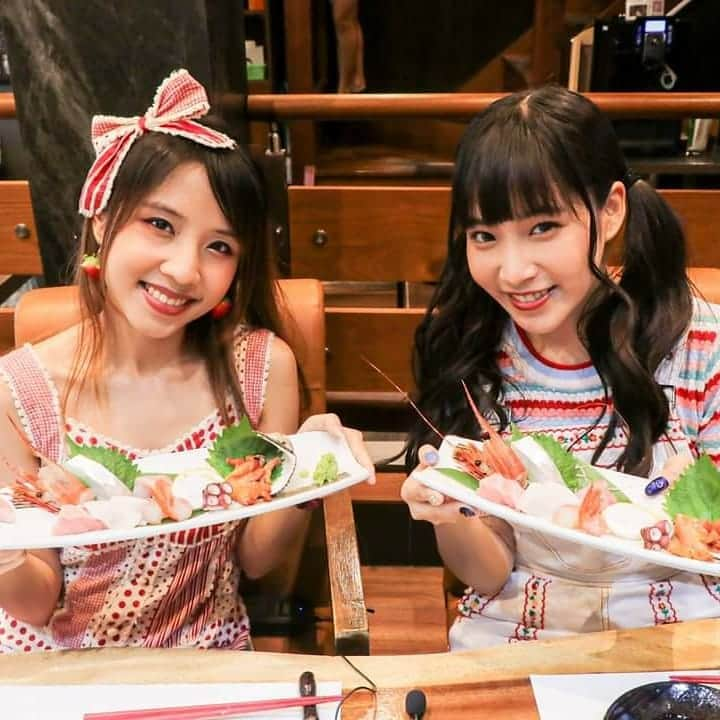 ビーム先生さんのインスタグラム写真 - (ビーム先生Instagram)「Omakase แบบญี่ปุ่นแท้ๆ ราคาจับต้องได้ ! 🇯🇵 🍣🍱🍤🦪 ไปกินกับ @harupiii212 มา 😊 「ゆう奈」Yuna (สุขุมวิท11/1 BTS นานา) 🚄 ยังไปญี่ปุ่นไม่ได้ แต่เรากินอาหารญี่ปุ่นจากวัตถุดิบของญี่ปุ่นได้นะคะ !!! @yuna.japanese.restaurant  ซึ่งโอมากาเสะ ก็คือ Chef’s Table หรืออาหารตามใจเชฟนั่นเองค่ะ  ตอนนี้กำลังได้รับความนิยมในหมู่นักชิมอาหารญี่ปุ่นของบ้านเราเลยนะ  เชฟจะคัดสรรวัตถุดิบต่างๆมารังสรรให้เป็นเมนูสุดอลังการเพื่อเราค่ะ  เมนูจะเปลี่ยนไปตามฤดูกาล และตามใจเชฟและวัตถุดิบชั้นดีที่ตกถึงมือเชฟในวันนั้น ! 🦪🍆🧅🍠🥩🍣🍱🥟🍙🐬🐟🦀🦞🦐🦑 ว้าวววววววววววว  🧡 สำหรับโอมากาเสะของร้านนี้จะมี 3 Level ค่ะ  👉2500 บาท อาหาร 5-6 อย่าง 👉3000 บาท อาหาร  7-8 อย่าง 👉5000 บาท อาหาร 9 อย่าง พิเศษสุด !  ซึ่งบีมกินคอร์ส 5000 บาทมาค่ะ💰ขอสารภาพเลยนะ คืออร่อยมากกก สดมากกกก คือดี ชอบตรงนั่งตรงเค้าท์เตอร์แล้วก็จะเห็นเชฟแบบ ตั้งใจทำให้เราง่ะ เชฟน่ารักกกก  เมนู โอมากาเสะ 5000 บาท จะมี  อาหารเรียกน้ำย่อย🦪 ปลาดิบ🦀 อาหารย่าง🥩 อาหารนึ่ง🍱 อาหารจานเล็ก🥟 ซูชิ🍣 ซุป🍲 และ ของหวานค่ะ 🍰  กินตัวแตก อิ่มยันเช้าของวันต่อไปเลย 5555  👉 เดินทางสะดวกใกล้สถานีนานามาก 👉 ร้านเพิ่งตกแต่งใหม่ สวยงาม สะอาด บรรยากาศดี 👉 มาคนเดียวก็สั่ง Omakase ได้  👉 ที่ตกใจคือ มา 2 คน 3 คน ก็สั่ง Omakase ที่เดียวได้ แบ่งกันกิน 👉 มีหลายราคาให้เลือกตามแต่ลูกค้า 👉 วัตถุดิบของญี่ปุ่นแท้ๆ ส่งมาจากหลากหลายจังหวัด  ปล.เมนูอื่นๆทั่วไปที่ไม่ใช่โอมากาเสะก็มีนะคะ   พิกัด :  Yuna สุขุมวิทซอย 11/1 ลงจากสถานีนานา ทางออก 3 เดิน ประมาณ 100 เมตร   🇯🇵ร้านกำลังจะมีสาขา 2 นะคะ เป็นแนวหม้อไฟ เปิดเดือนกันยาค่ะ อยู่ที่สุขุมวิทซอย 11 ใกล้ๆกัน🇯🇵  日本料理食べたくなってタイで「おまかせ」を食べに行きました～ 最高した。  お店：「ゆう奈」 BTSナナ駅から100メートルぐらい  BeamSensei  #influencer #blogger #youtuber #thai #thaigirl #japan #日本　#タイ　#インフルエンサー　#ブロガー　#ユーチューバー　#外国人　#訪日外国人　#タイ人　#タイ語　#บล็อกเกอร์ #ยูทูปเบอร์ #ไทย #ญี่ปุ่น #ภาษาญี่ปุ่น #โอมากาเสะ #yuna #omakase #อาหารญี่ปุ่น #รีวิวอาหารญี่ปุ่น」8月4日 18時38分 - beamsensei