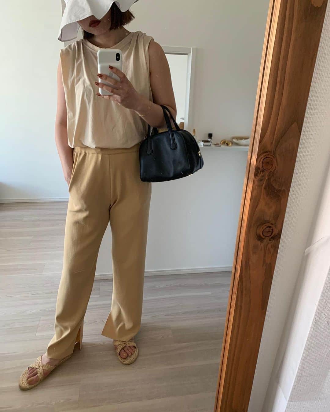 まつだみらいのインスタグラム：「マスクで見えなくてもリップ塗ってると全然気分が違う！ことないですか？ 私は全然違う！って思う。 マットリップだったら、とれにくいしマスクにもつきにくいしね。 最近素敵なマットが各ブランドからでてるしね！ ちなみに今日私が塗ってるのは @addictionbeauty_official のマットリップリキッド013です。ご参考までに〜」