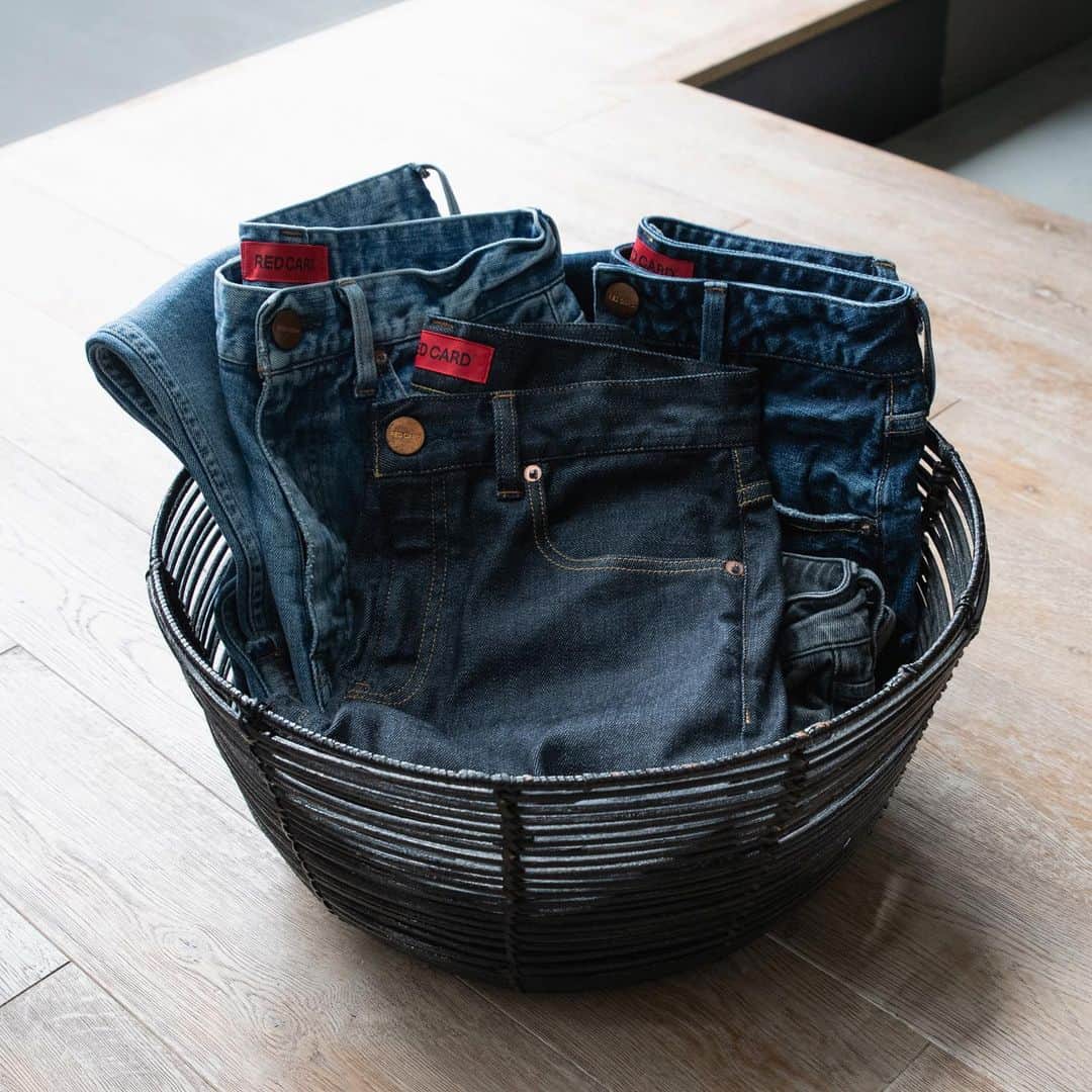 のインスタグラム：「.﻿ ﻿ RED CARD DENIM...👖﻿ ﻿ ﻿ #redcardtokyo#redcard#redcarddenim#denim#jeans#intheknowgl#デニム#レッドカード#レッドカードデニム#美脚デニム#ブラックデニム#グレーデニム#ジーンズ#ストレートデニム#ロールアップデニム」