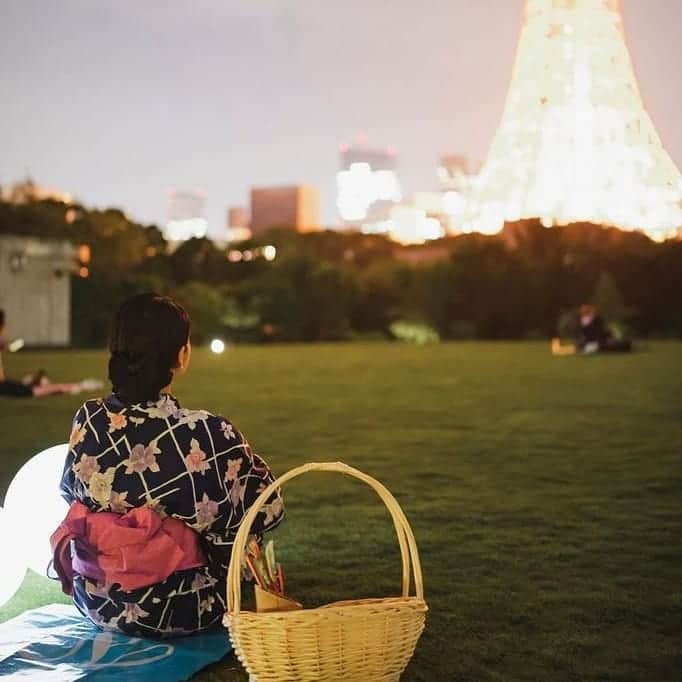 ザ・プリンス パークタワー東京さんのインスタグラム写真 - (ザ・プリンス パークタワー東京Instagram)「東京タワーを眺めながら、芝生の上で乾杯。  オープンエアでの夜ピクニックはいかがですか？ 詳細はプロフィール欄のURLより「MOONLIGHT PARK」をご覧ください。  Share your own images with us by tagging @princeparktowertokyo  ————————————————————— #TOKTO夕涼み2020 #MOONLIGHT PARK #SUZUMUSHI CAFÉ #TokyoTower #princeparktower #princehotels #tokyo #japan #beautifulhotels #tokyohotel #shibakoen #akabanebashi #azabujuban #tokyotower #ThePreferredLife #プリンスパークタワー東京 #nightpicnic #夜ピク」8月4日 18時39分 - princeparktowertokyo