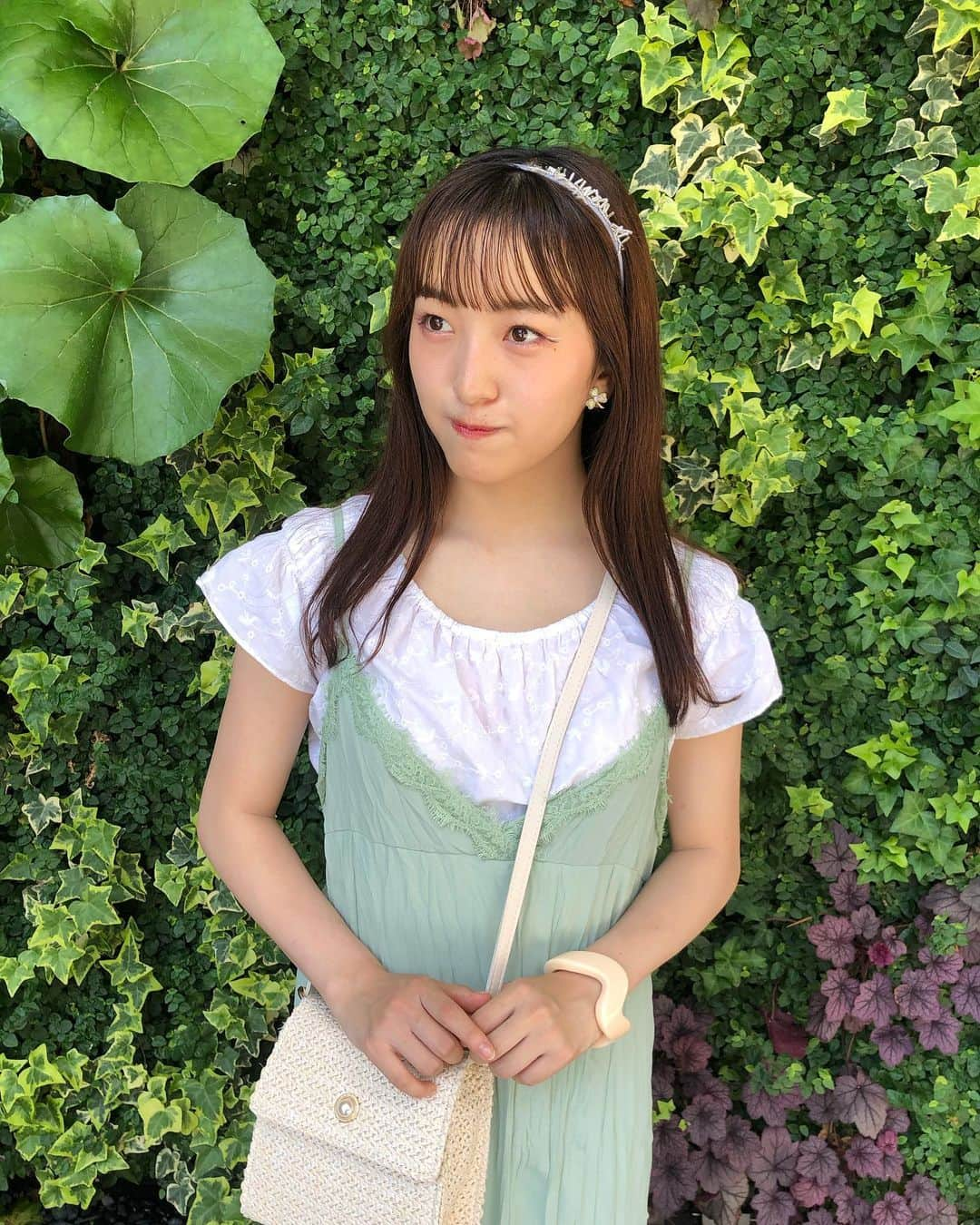 田島芽瑠さんのインスタグラム写真 - (田島芽瑠Instagram)「ミントグリーン💚﻿ ﻿ 最近ミント系の色がめっちゃ好き！﻿ このキャミワンピはお友達の　@iskw_ntm ちゃんがデザインしたやつなの☺️✨﻿ なつみちゃんに会いたいな〜🥰﻿ ﻿ この前載せた投稿で、バックどこの〜？って質問多かったのでタグつけしています！﻿ 腕のアクセ（こういうのなんて言うんやろ？）はリリーブラウンの！﻿ トップスはだいぶ前にsnidelで買ったやつ！﻿ ﻿ ﻿ #夏コーデ #夏服コーデ #夏服 #夏ファッション #夏カラー #プチプラコーデ #プチプラ高見えコーデ #プチプラファッション #ミントグリーン #ミントカラー #ミントグリーンコーデ #爽やかコーデ #カチューシャ #カチューシャコーデ #白ライン #アイライン #uzu #キャミワンピ #キャミソールワンピース #キャミワンピース #着回しコーデ #着回しアイテム #カゴバッグ #カゴバック #summerfashion #トレンドコーデ #トレンドカラー #トレンドファッション #トレンドメイク #プチプラ」8月4日 18時40分 - meru_chan_official