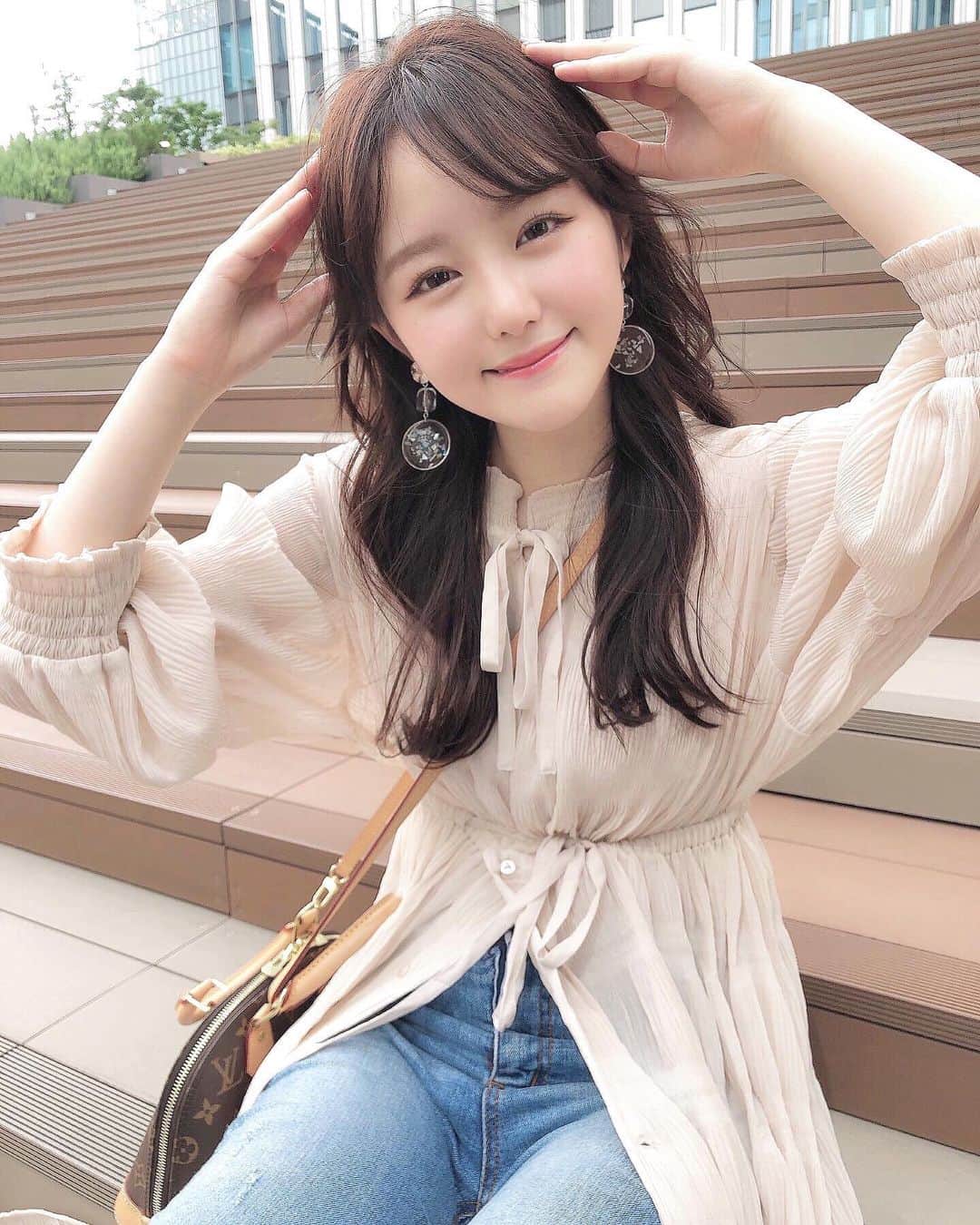 伊藤小春のインスタグラム：「・﻿ 流行ってるっぽい（？）いぬポーズ🐶﻿ ﻿ ﻿ latticeで買ったピアスが涼しげでかわいいです﻿ 300円〜〜ゆらゆら〜〜♡」
