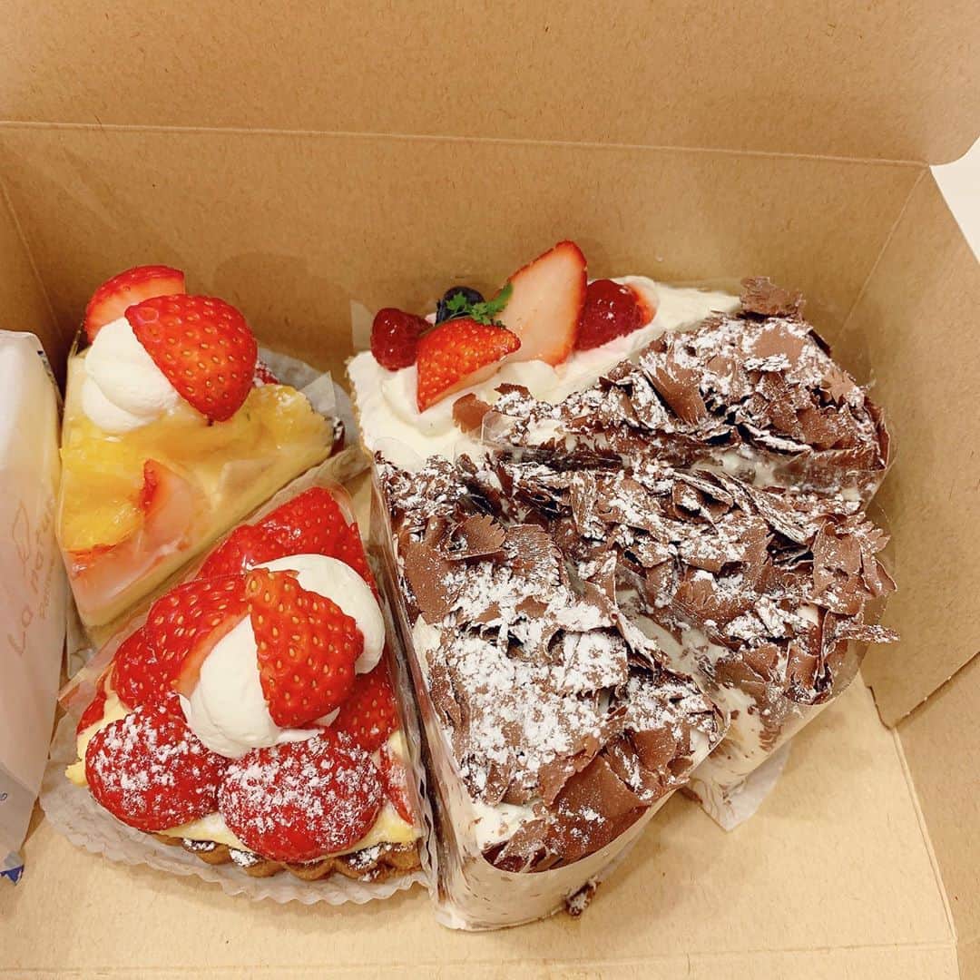 町田亜里香のインスタグラム：「大好きなケーキ🍰♡ ちょっと前から食べたくて 食べたくて🥄𓍯 耳鼻科近くにあるので… 耳鼻科行ったついでに買ってきた🎂 美味しかった😩 そしてクッキー🍪もいつも買う。 ケーキ屋さんのクッキーって なんでこんな美味しいのかな…🥴 . . #ケーキ #ケーキ屋さん  #クッキー #デザート」